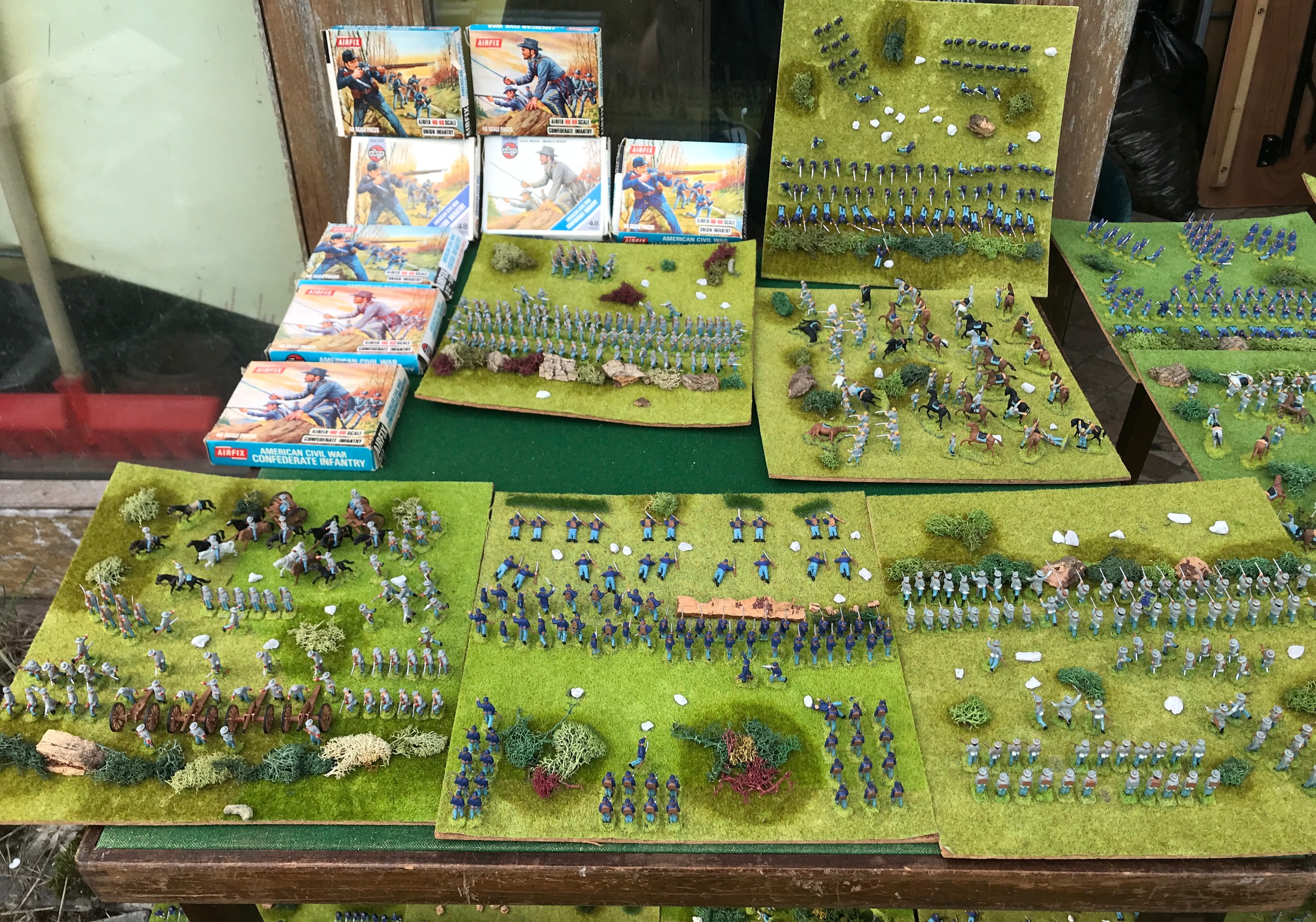 A large collection of American Civil war miniatures believed to be produced by Airfix displayed on - Image 2 of 5