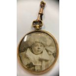 A 9ct gold framed photograph locket 3.5cm d. Weight 6.7gm.Condition ReportGood condition.