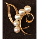 A 14ct gold brooch with 4 pearls. Pin back approx. 4 x 3cm. Gross weight 6gm.