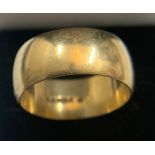 A 9 carat gold wedding band. 7.9gm. Size W/X.Condition ReportGood condition.