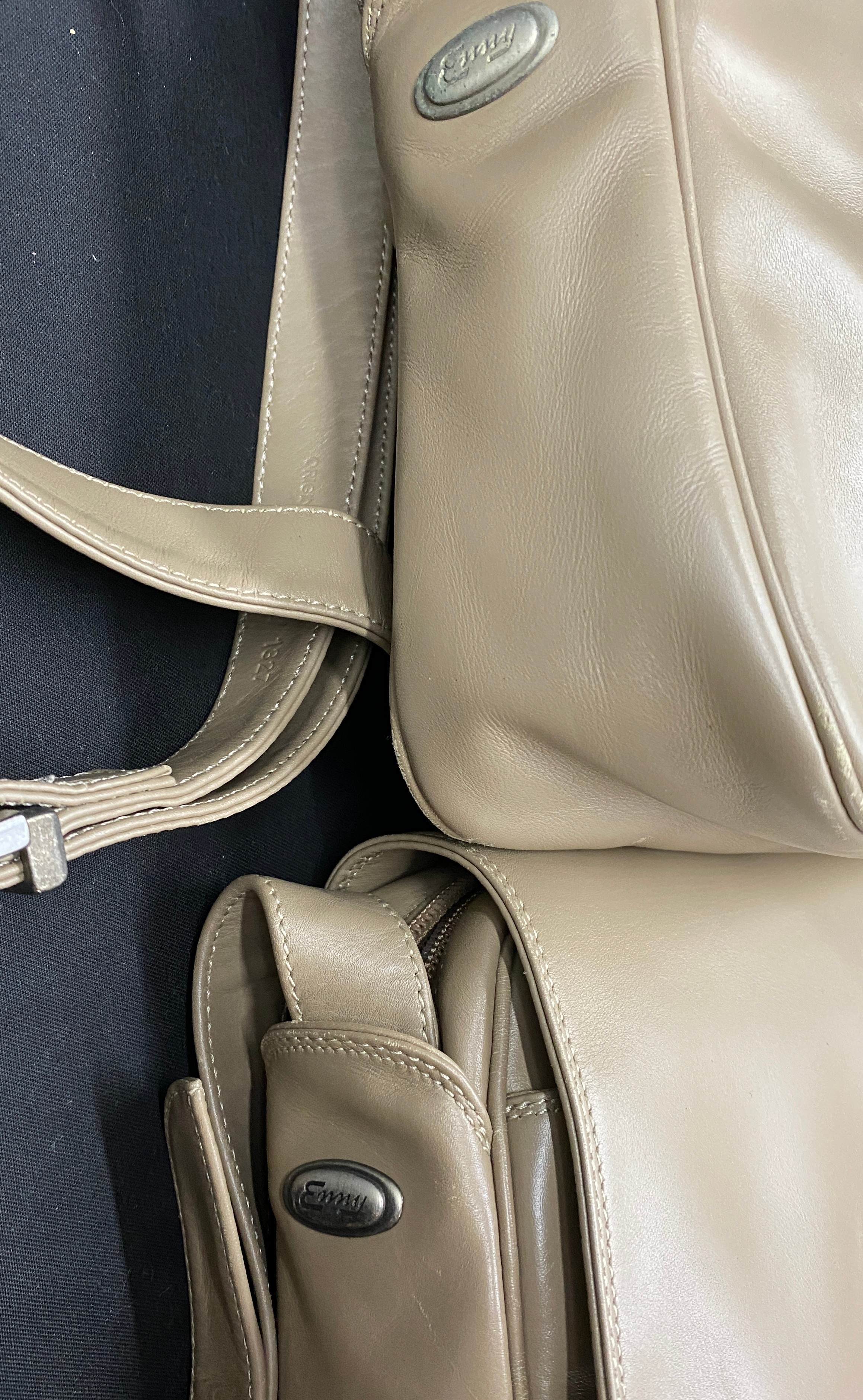 Five soft leather handbag and purses in cream tones to include a harrie hendricks one strap - Image 3 of 7