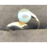 Nine carat gold ring set with single pearl, size M, weight 2.5gms.Condition ReportGood condition.