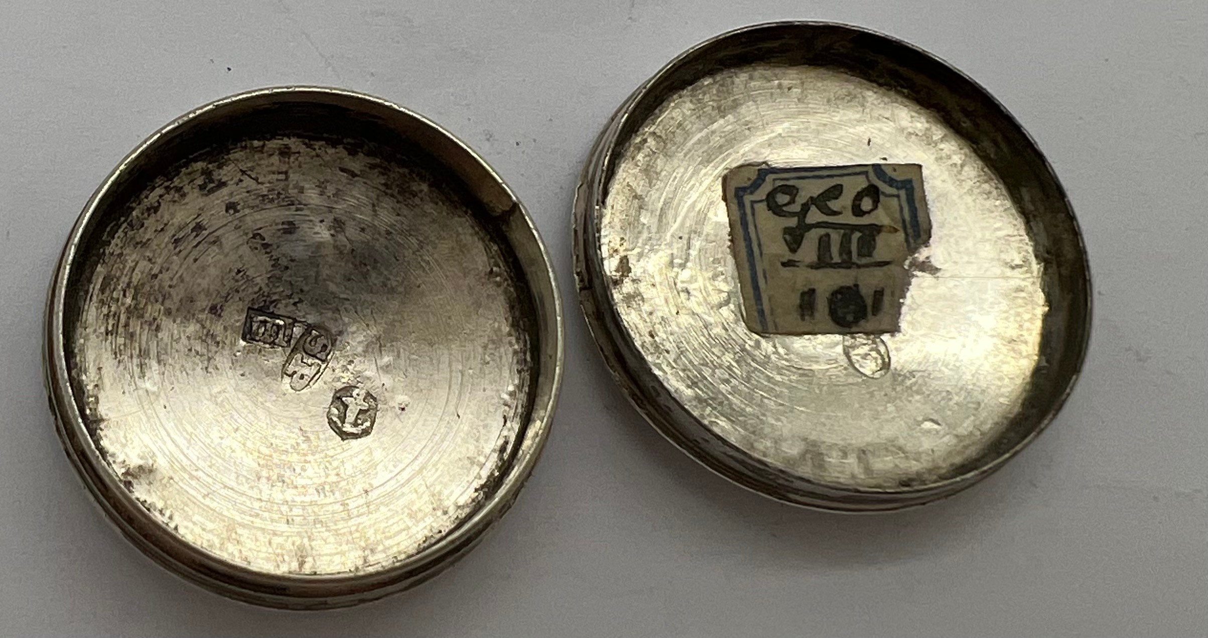 Georgian silver pill box Birmingham 1810, maker Samuel Pemberton with leaf decoration. 22mm d. - Image 4 of 5