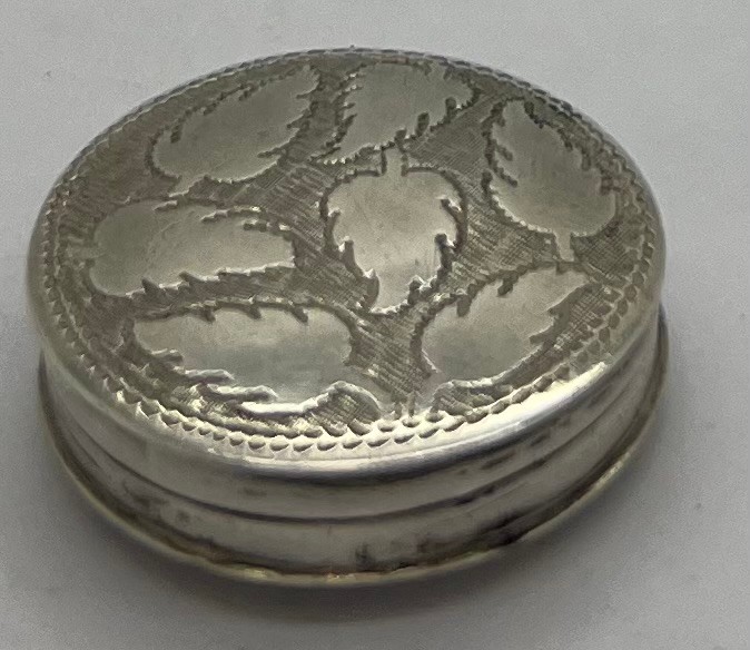 Georgian silver pill box Birmingham 1810, maker Samuel Pemberton with leaf decoration. 22mm d. - Image 5 of 5