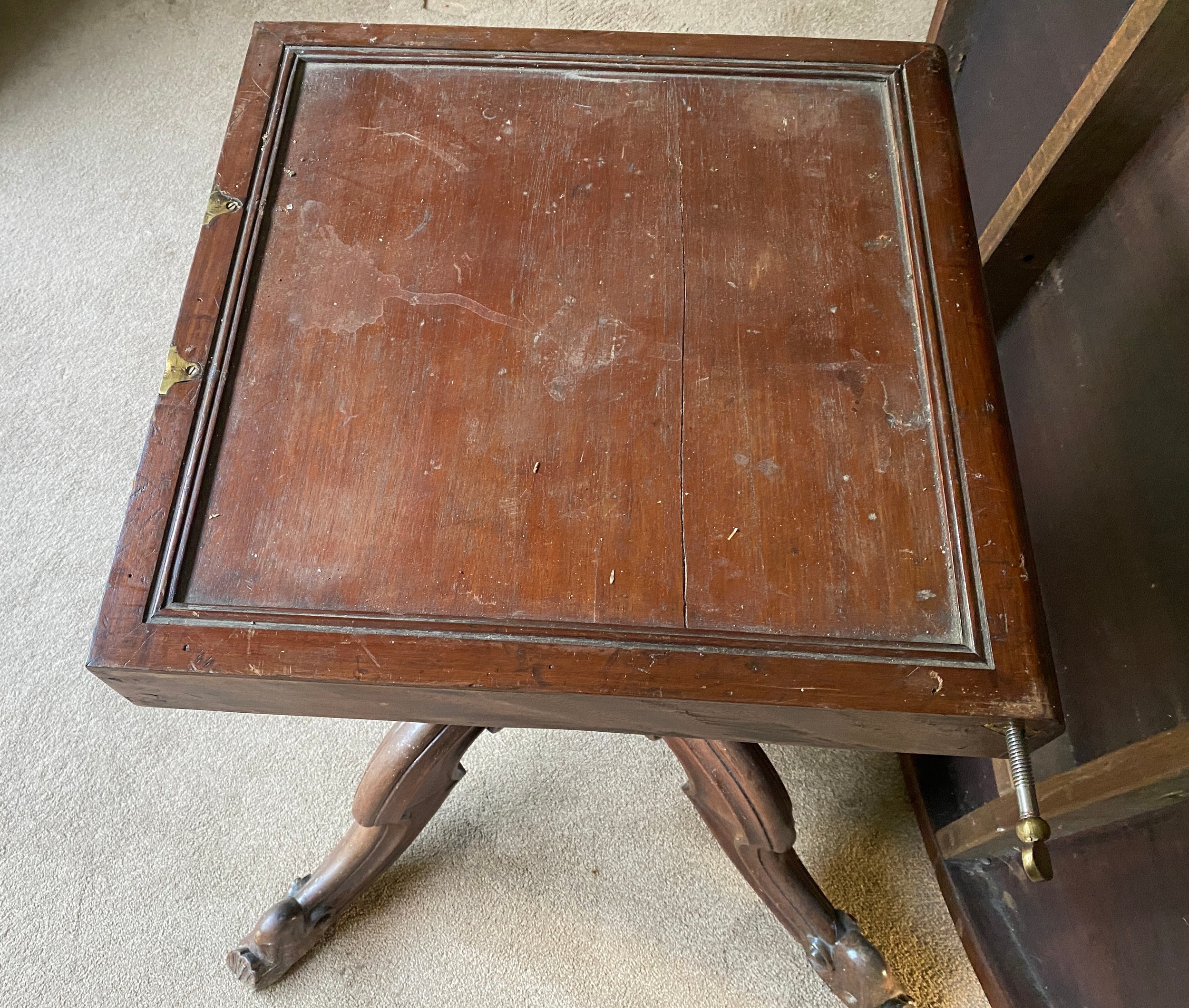 A mahogany Victorian tip top dining table on turned legs and tripod base. 132 diameter x 77cm h. - Image 9 of 9