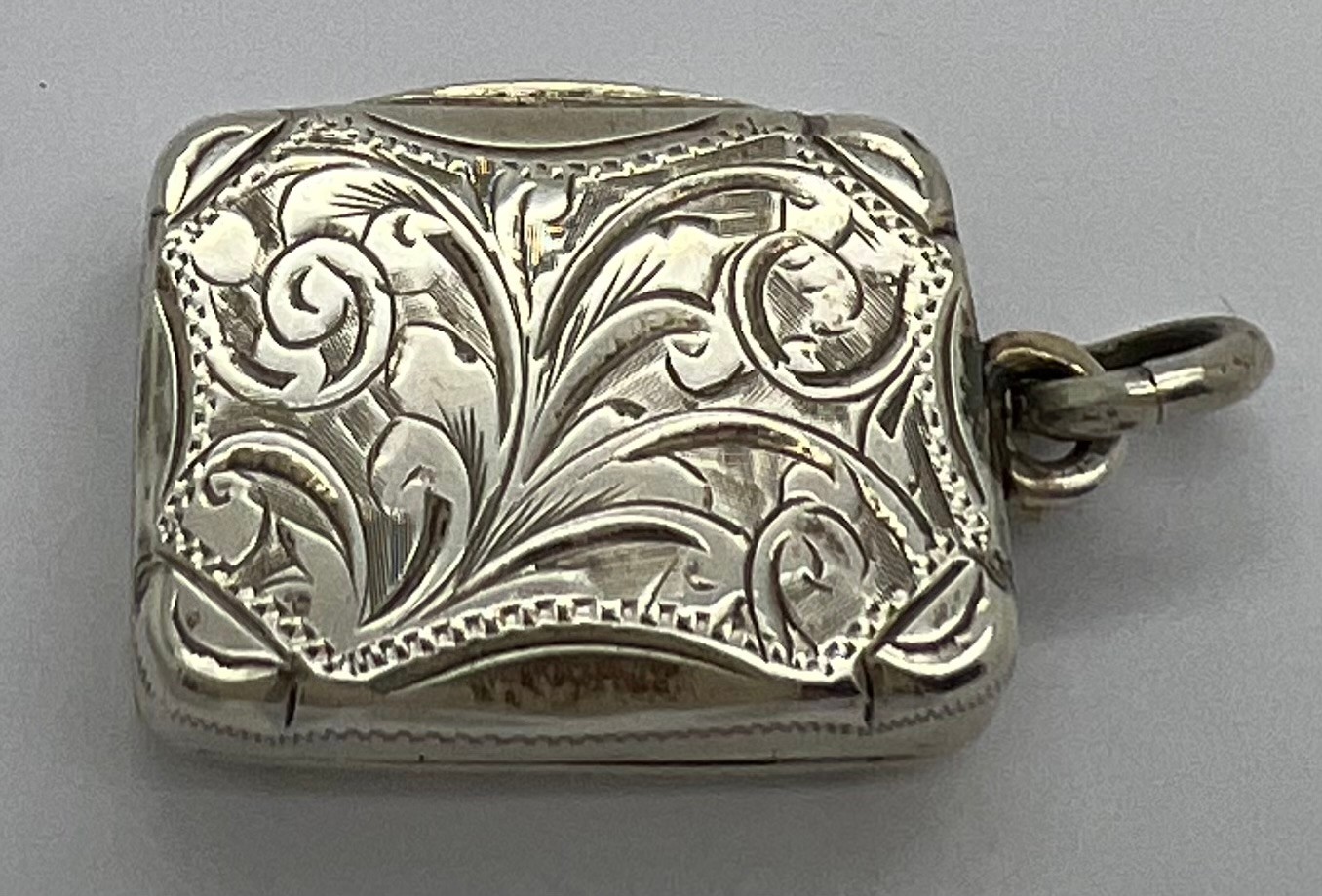 Birmingham silver vinaigrette with suspension ring by Hillard & Thomason, Birmingham 1901. 2.3 x 1. - Image 2 of 4