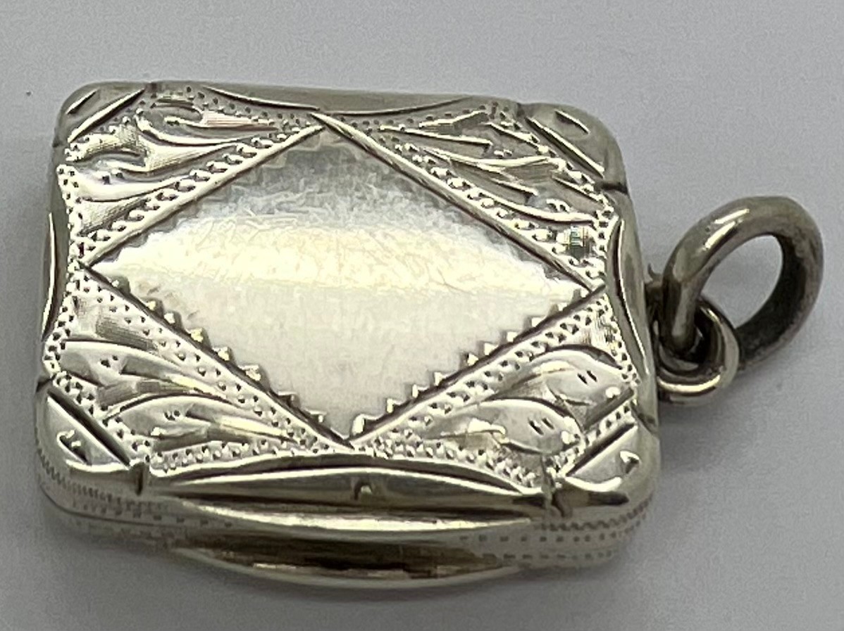 Birmingham silver vinaigrette with suspension ring by Hillard & Thomason, Birmingham 1901. 2.3 x 1.