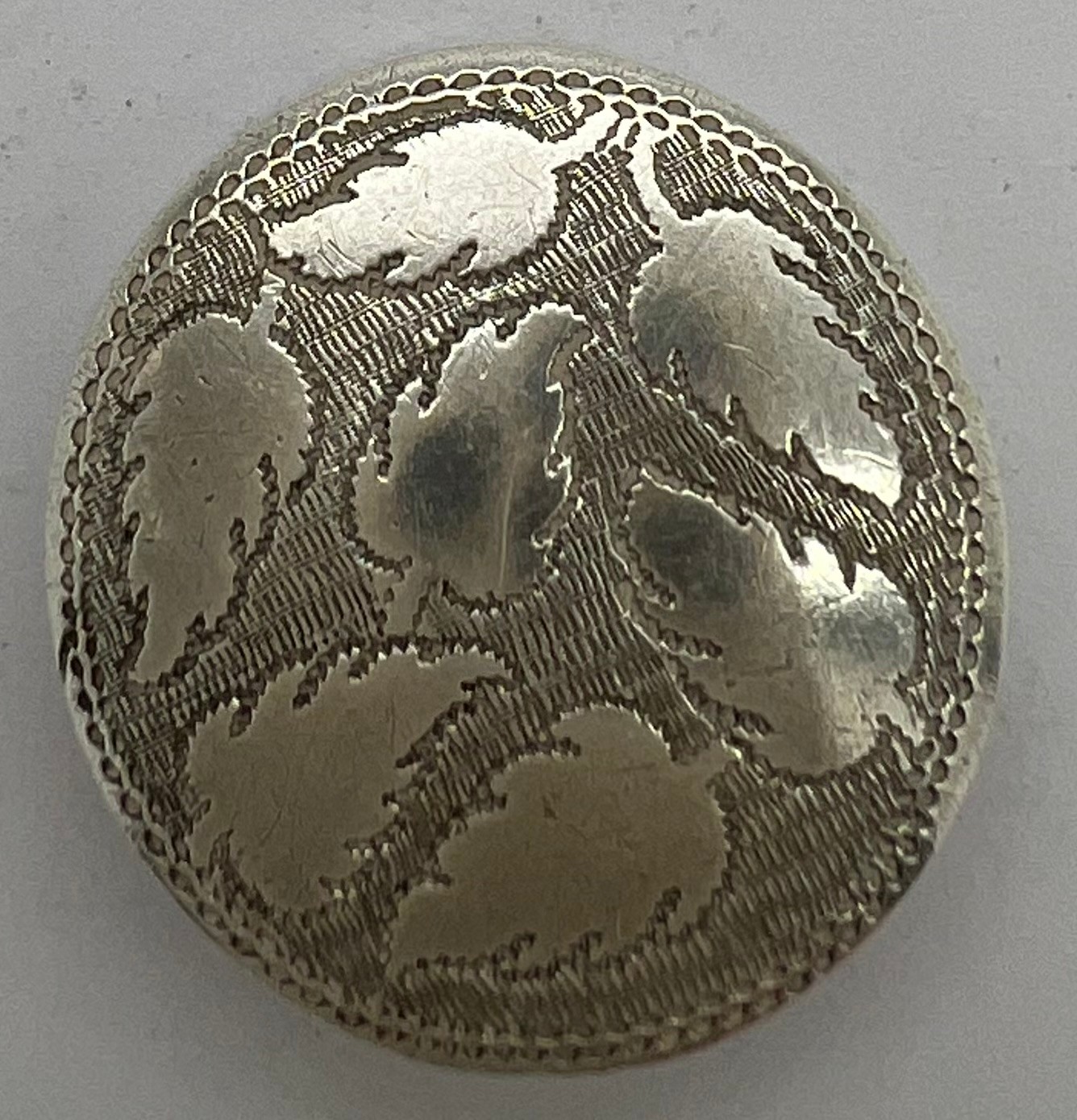 Georgian silver pill box Birmingham 1810, maker Samuel Pemberton with leaf decoration. 22mm d. - Image 2 of 5