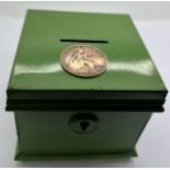 A green tin vintage style money box with key and Edwardian penny. 9.5 x 9.5 x 9cm h.