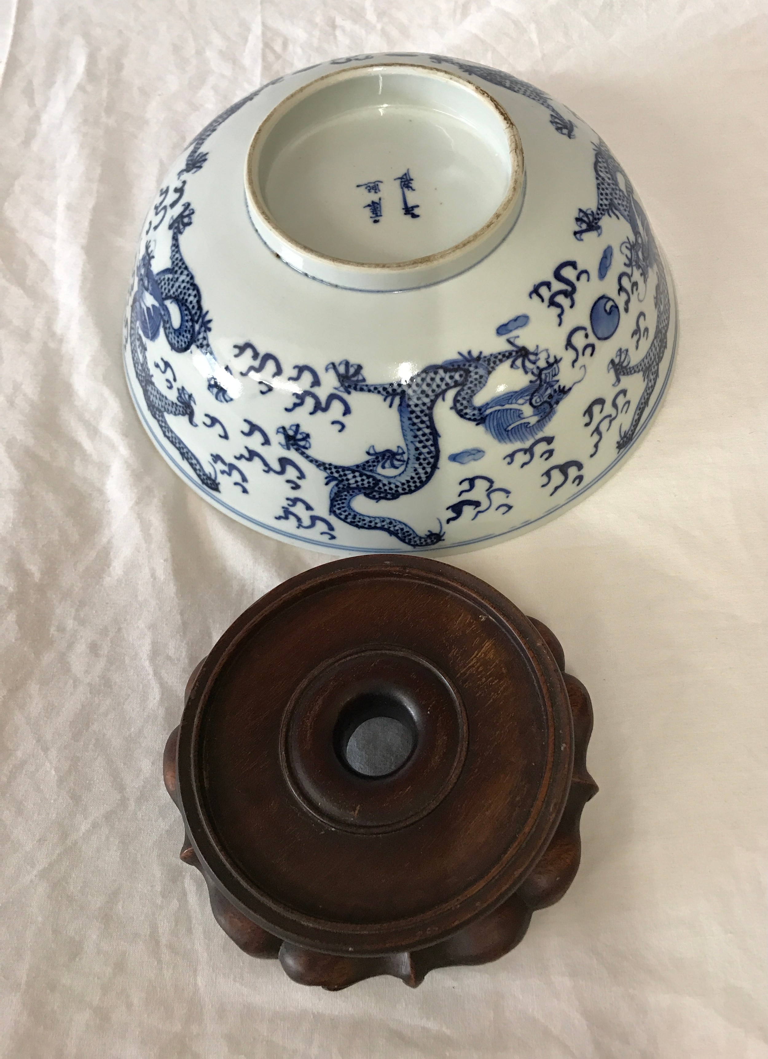 Chinese Blue and White Bowl on Wooden Stand. Bowl measures 26cms diameter, 9cms in height. - Image 2 of 5