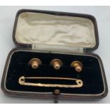 Three 9ct gold collar studs 2.3gm together with a 9ct gold tie pin with base metal liner in a fitted