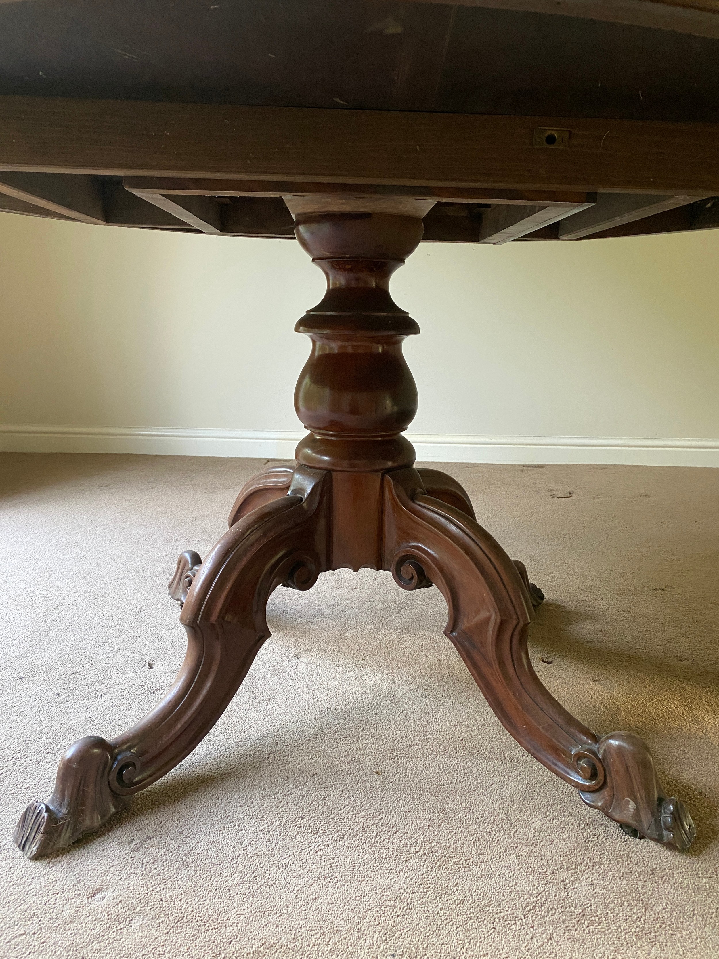 A mahogany Victorian tip top dining table on turned legs and tripod base. 132 diameter x 77cm h. - Image 4 of 9