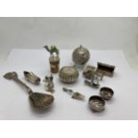 A quantity of unmarked white metal and plated items to include vinaigrette, trowel, pepper pot, clog