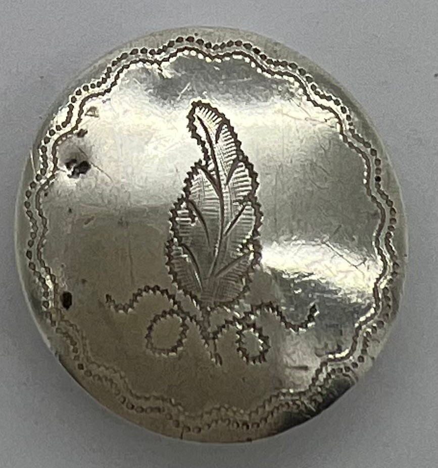 Georgian silver pill box Birmingham 1810, maker Samuel Pemberton with leaf decoration. 22mm d. - Image 3 of 5