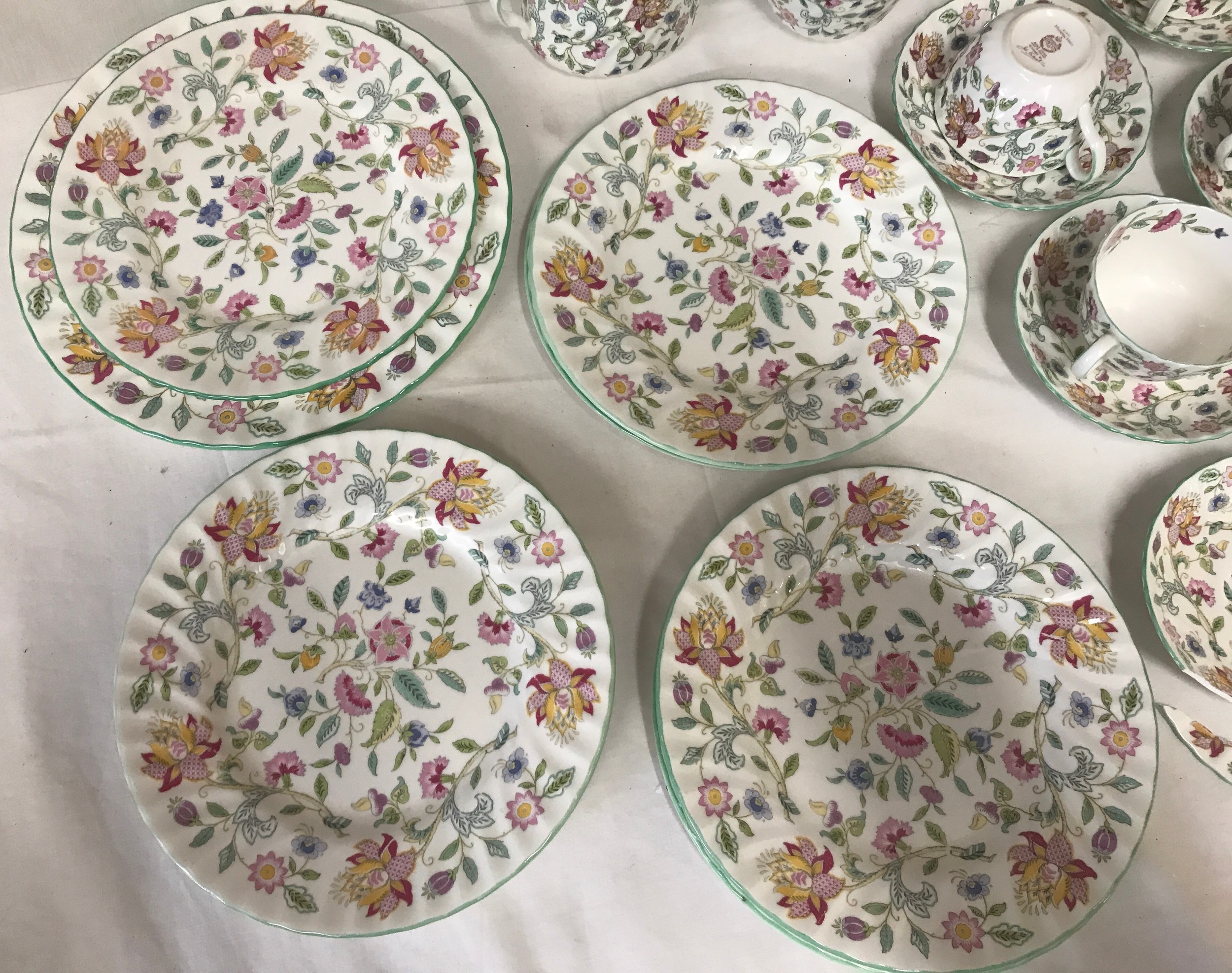 Minton Haddon Hall tea and dinner ware 26 pieces in total. Cake plate, minus handle, six dinner - Image 3 of 6