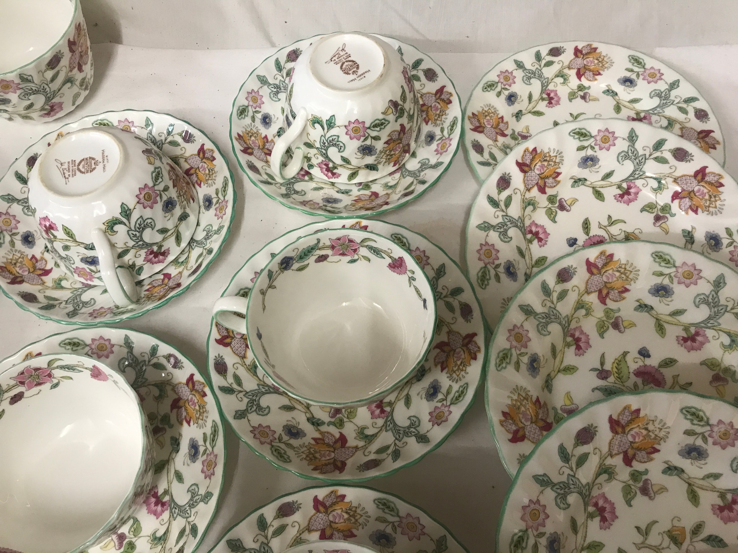 Minton Haddon Hall tea and dinner ware 26 pieces in total. Cake plate, minus handle, six dinner - Image 5 of 6