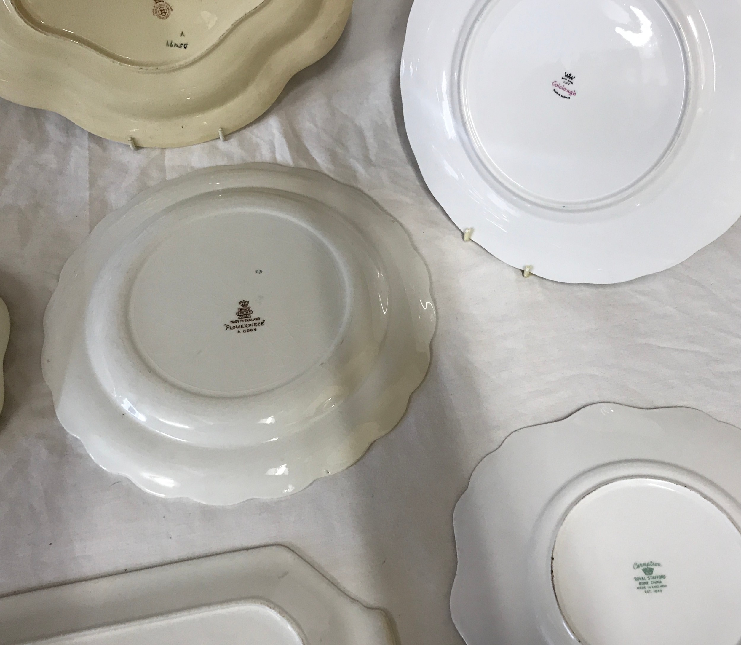 A collection of 9 plates of various sizes and design by Royal Doulton, Crown Ducal, Booth, Spode - Image 5 of 6