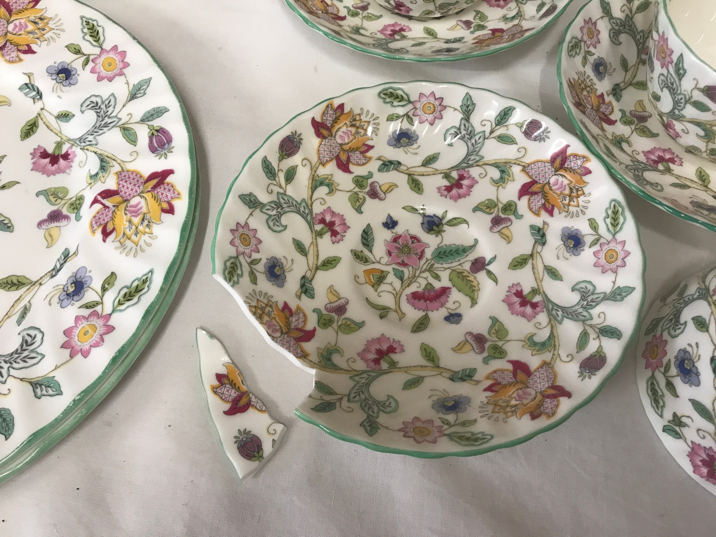 Minton Haddon Hall tea and dinner ware 26 pieces in total. Cake plate, minus handle, six dinner - Image 2 of 6