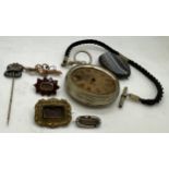 A quantity of 19thC jewellery to include Georgian mourning brooches, banded agate brooch, John