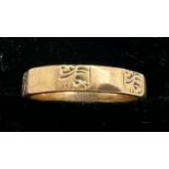 A 9ct gold band. Weight 2.7gm. Size L with engraved decoration.