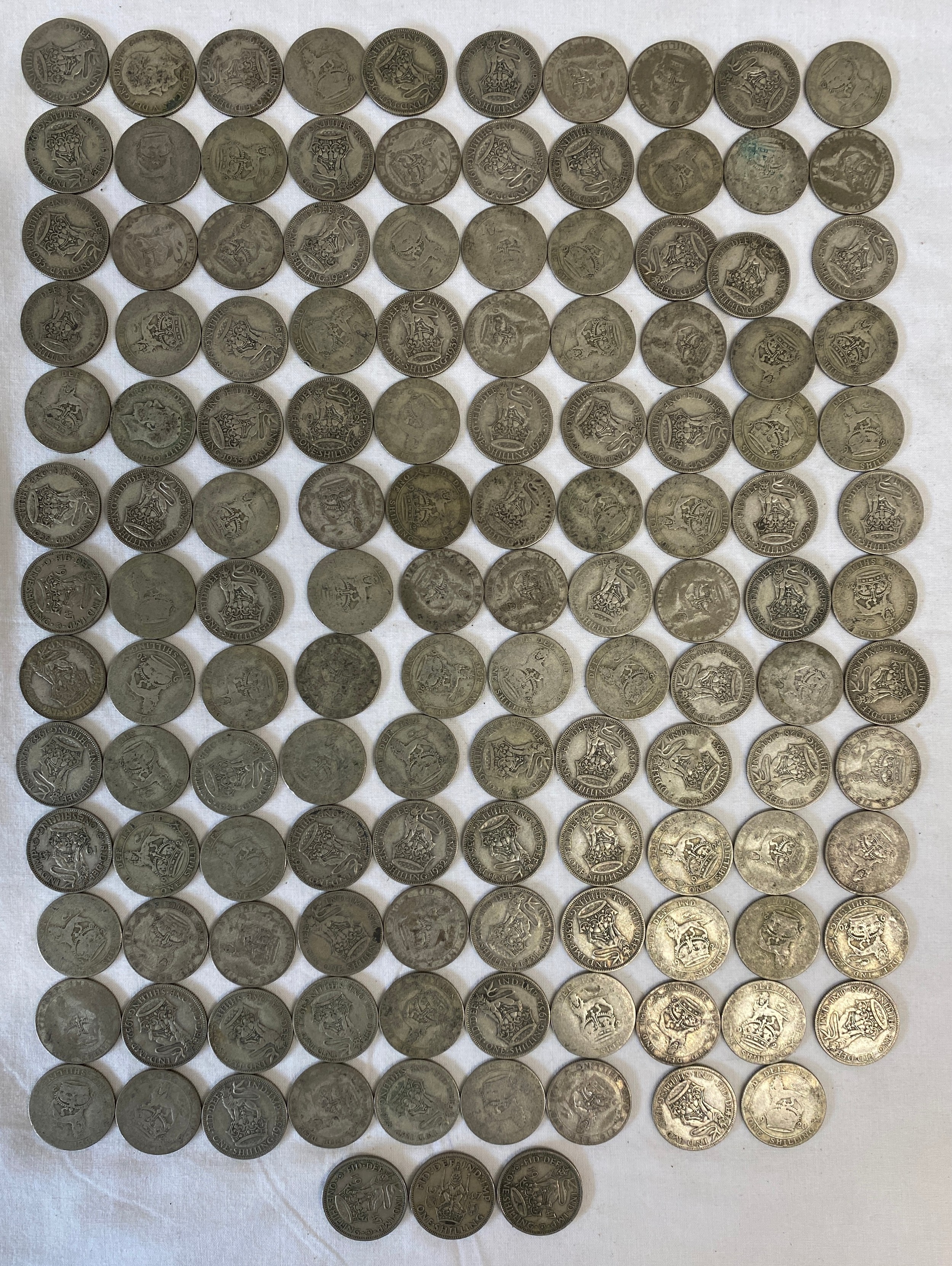 A large collection of 1920 to 1947 one shilling coins. Three with 1947 date. 719.6gm.Condition