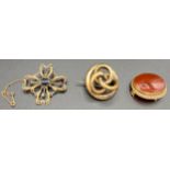 Brooches to include 9ct gold gem set with safety chain, agate set in 9ct gold mount and a 19thC