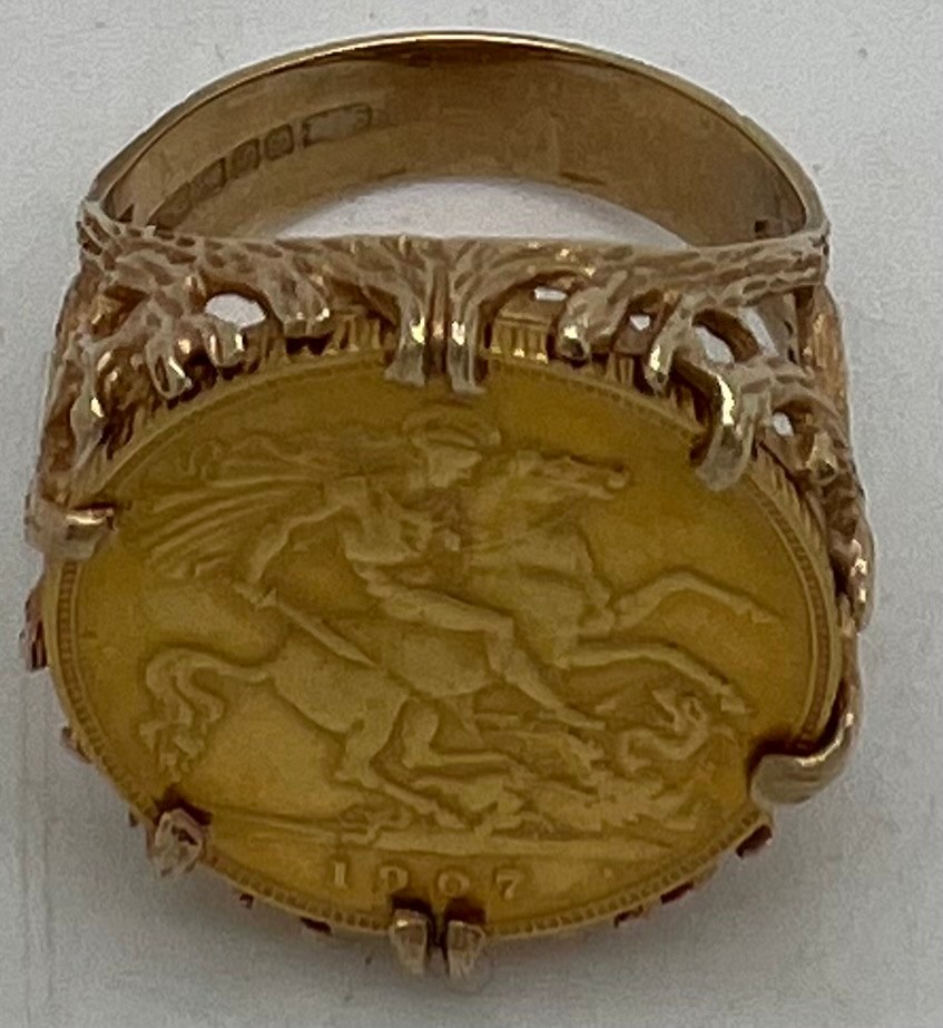 A 1907 half sovereign mounted in 9ct gold to form a ring. Size O.