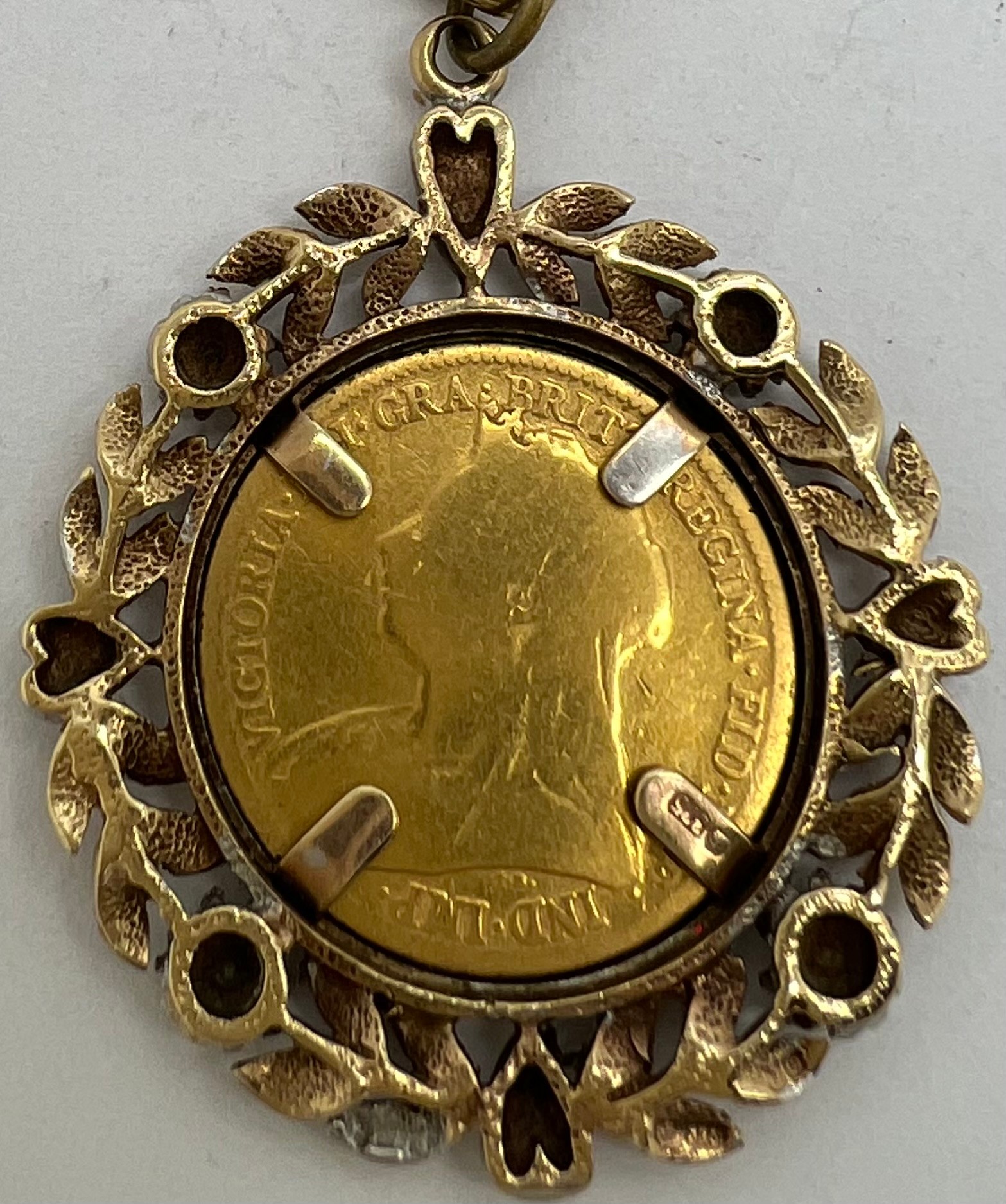 An 1899 half sovereign in a decorative 9ct gold mount. Total weight 8.2gm. - Image 2 of 2