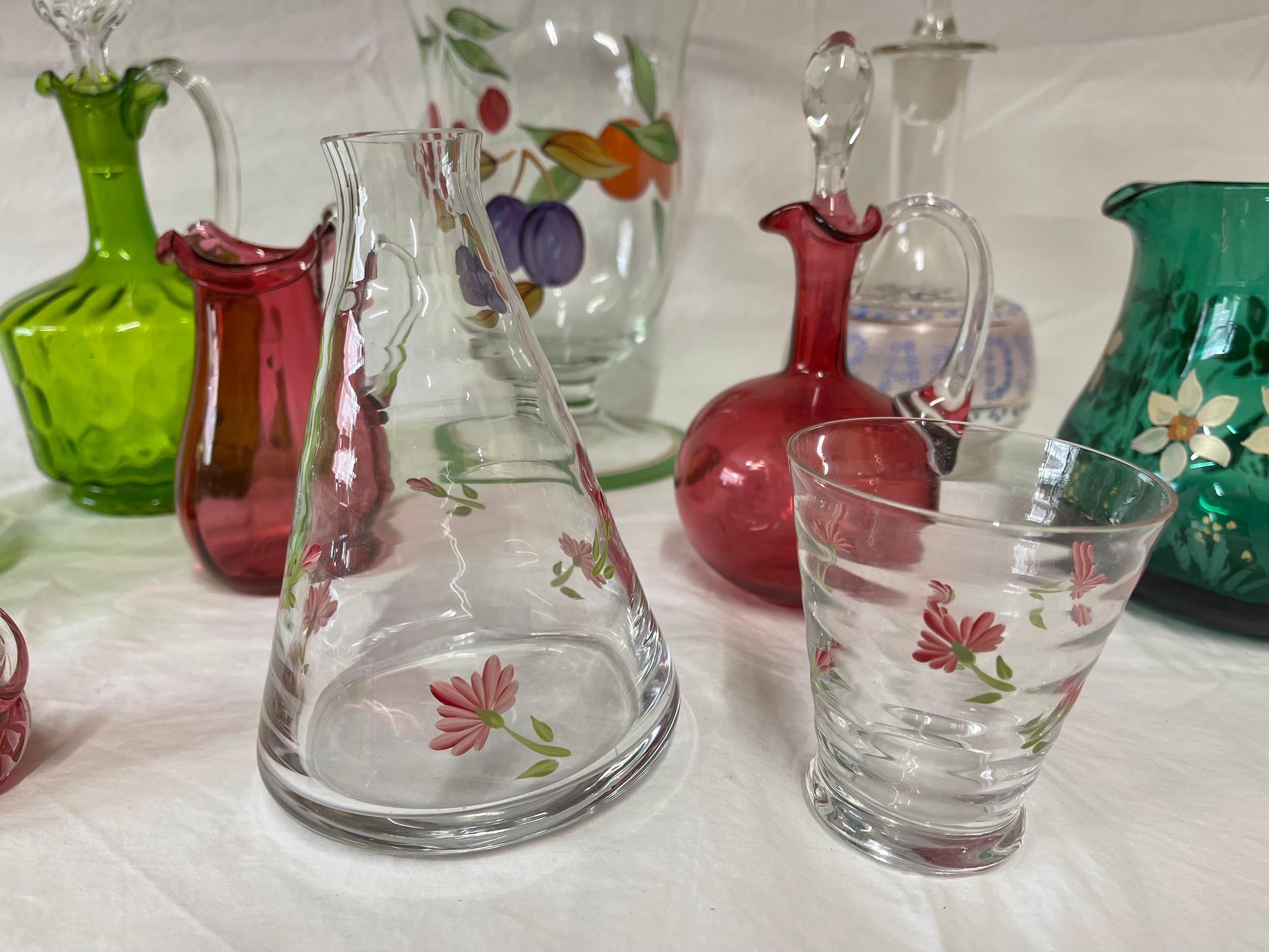 A selection of coloured and hand painted glass ware to include: 3 x cranberry jugs, 3 x green jugs - Image 3 of 6