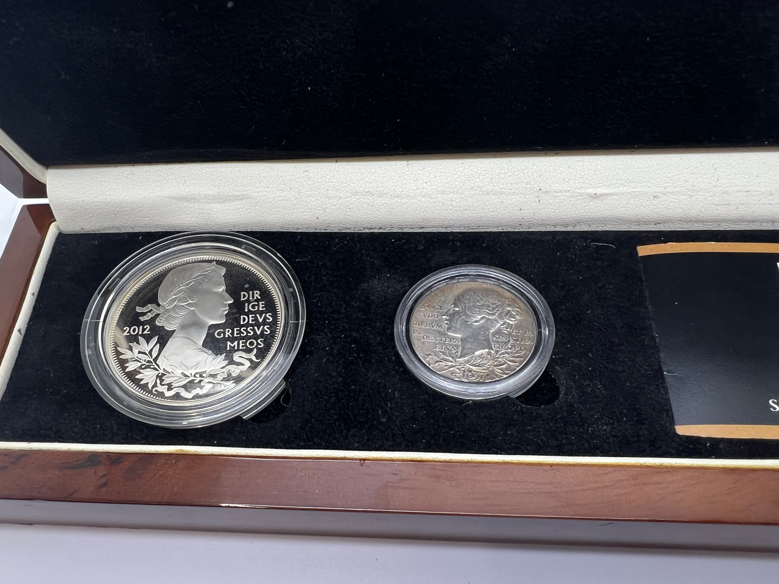 London Mint Office The Diamond Jubilees of Two Queens, 1897 and 2012 silver two crown set, in deluxe - Image 2 of 3