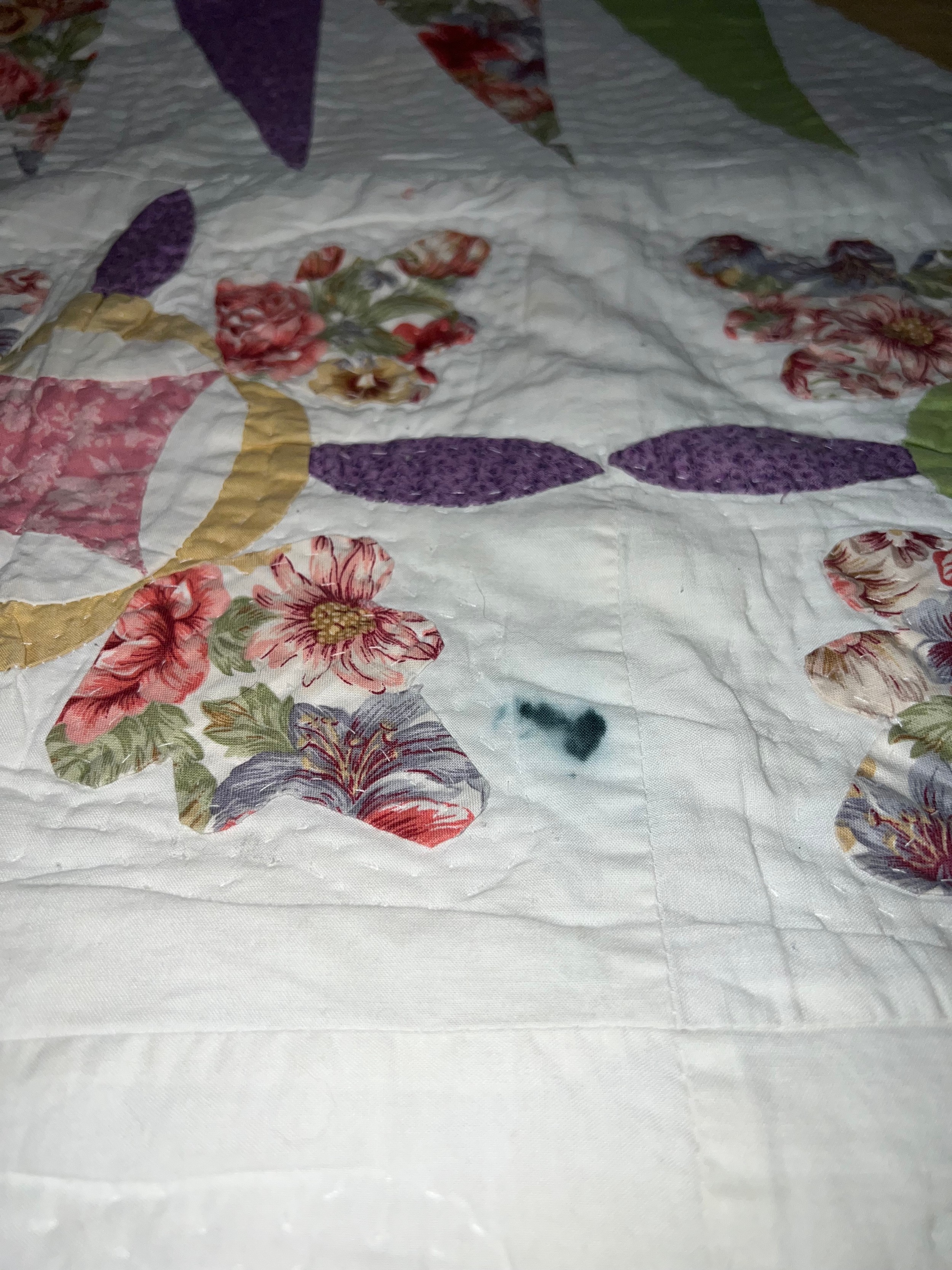 A handmade patchwork quilt. Approx 470 l x 430 w. - Image 6 of 7