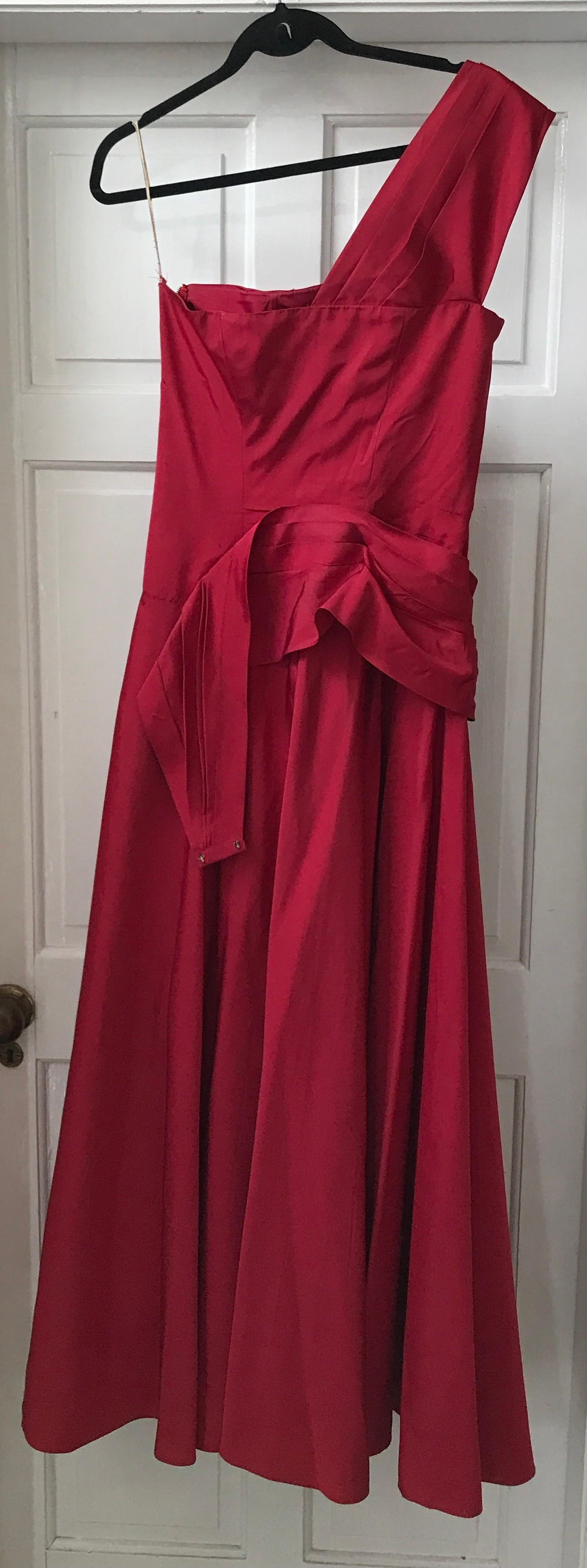 A 1950's red evening gown. Waist approx. 36cm, 150cm l. - Image 2 of 3