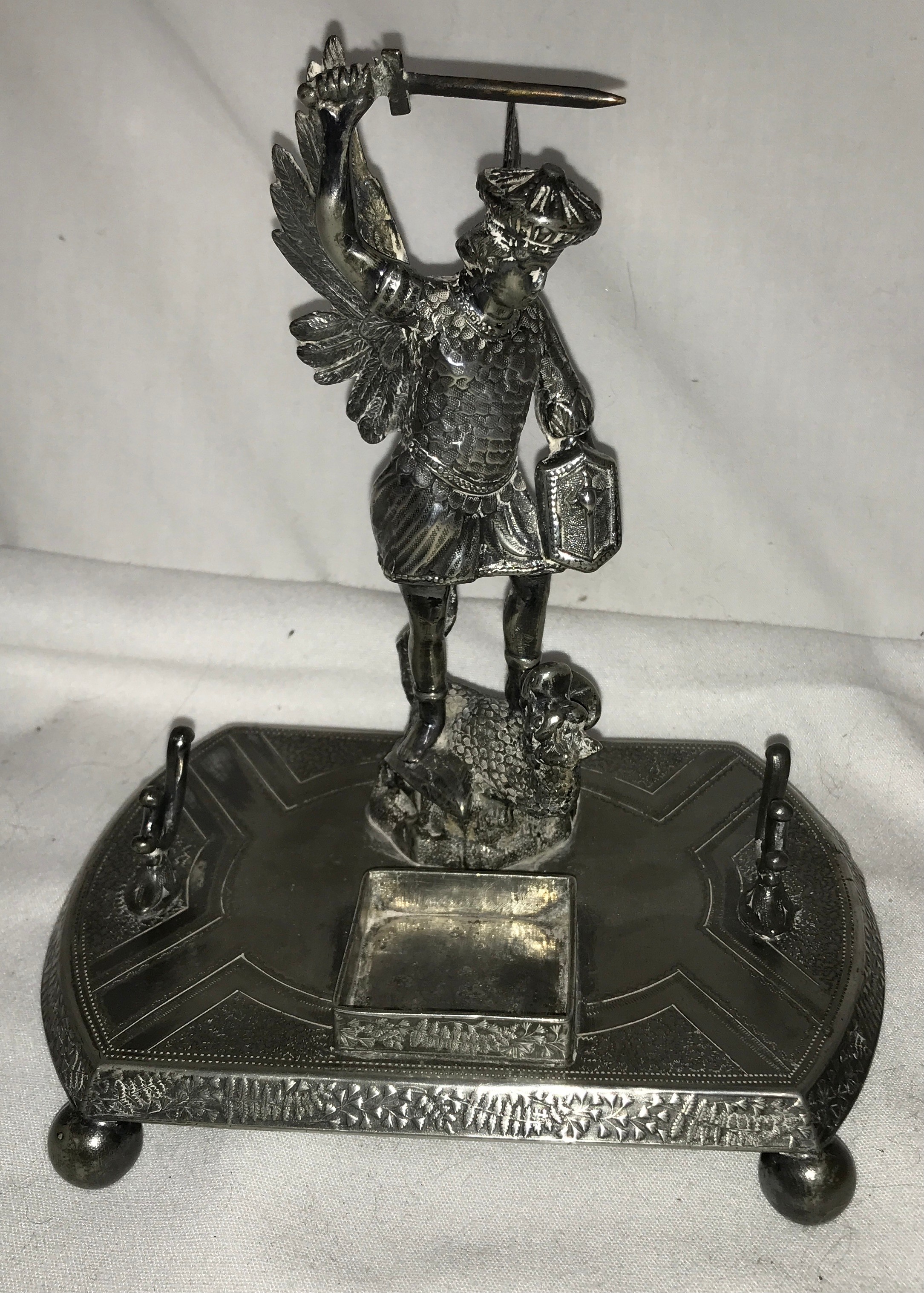 A silver-plated inkstand by James Deakin & Sons (1871-1939), to the centre a cast of St George and - Bild 2 aus 4