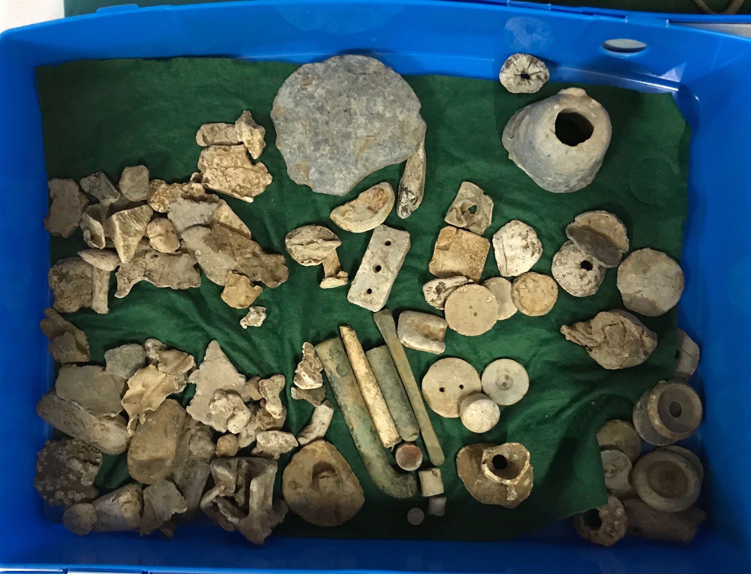 Metal Detecting Finds- Wooden box containing clay pipe parts, lead seals, thimbles, musket balls and - Image 3 of 13