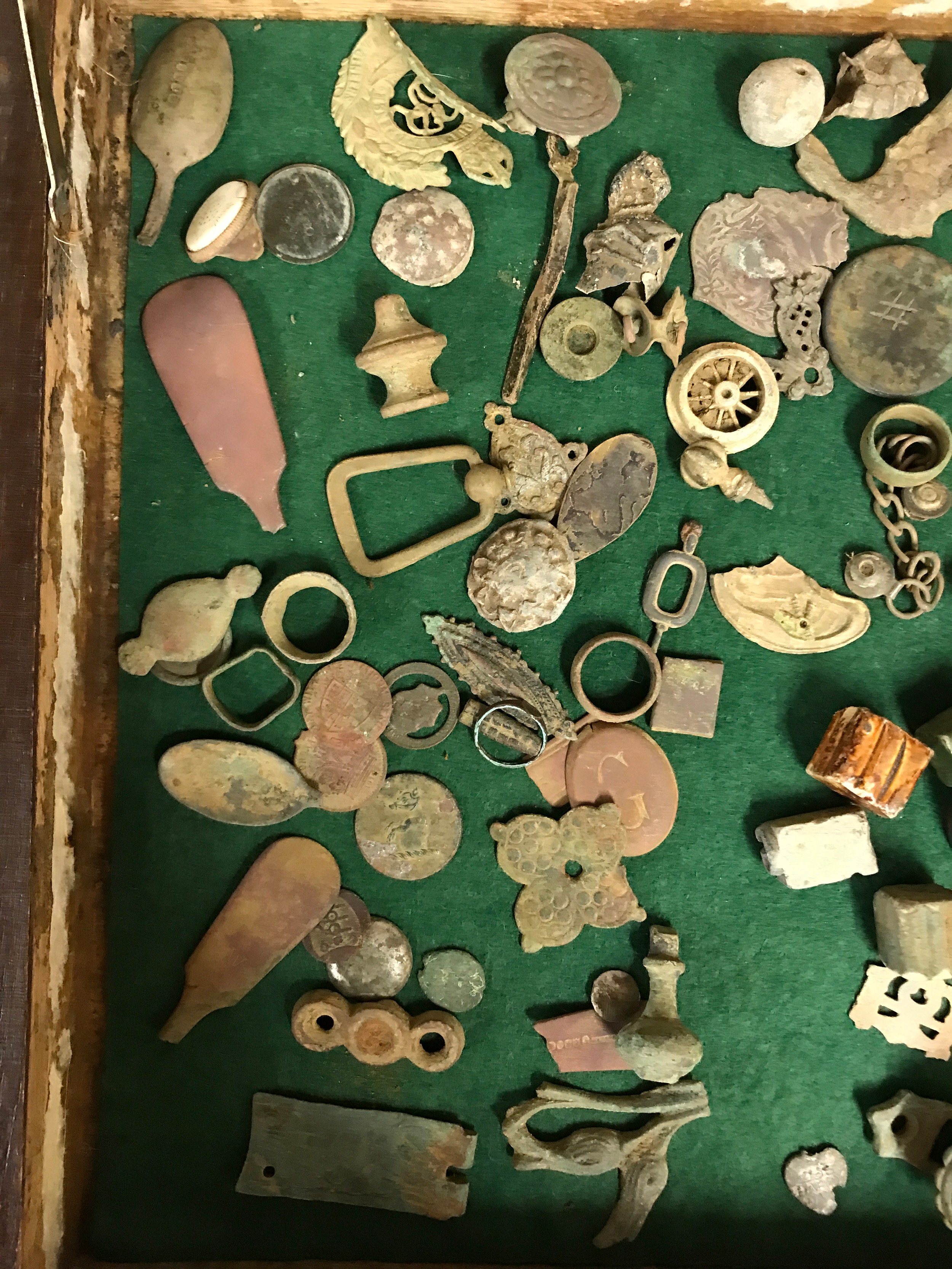 Metal Detecting Finds- Wooden box containing clay pipe parts, lead seals, thimbles, musket balls and - Image 11 of 13