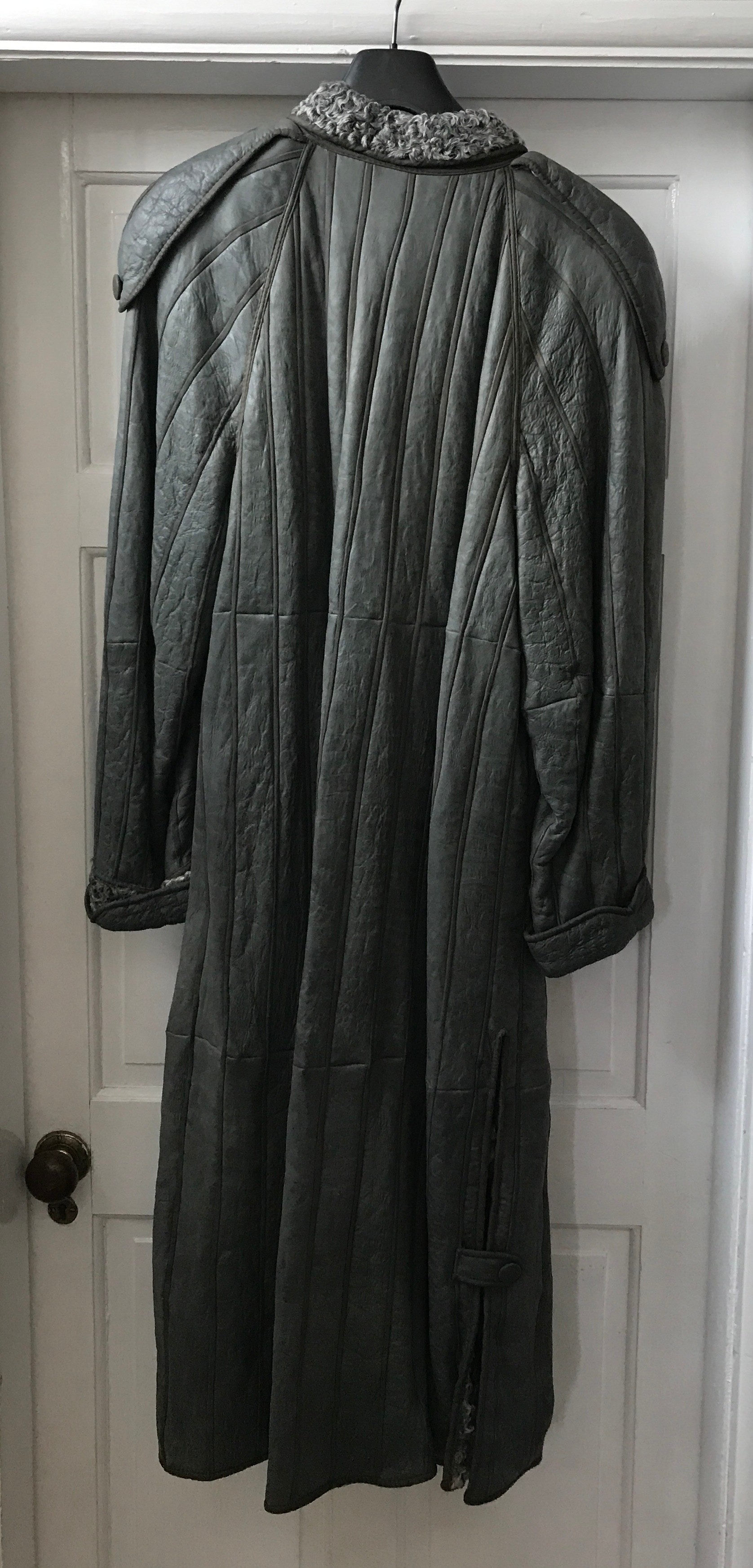 A 1980's good quality ladies vintage grey leather coat with padded shoulders. Fits size 14. Length - Image 3 of 5
