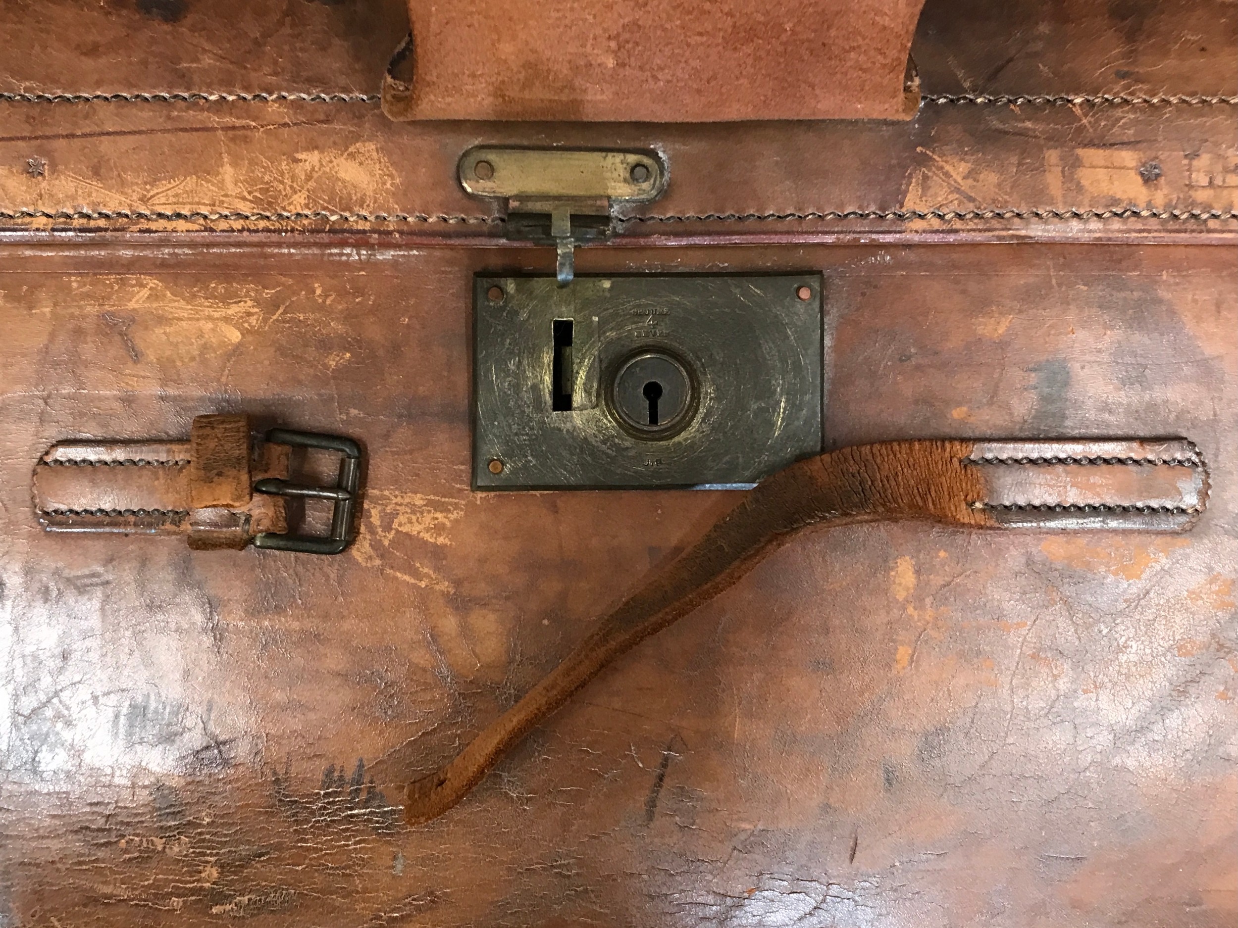 A good quality early 20thC Vintage solid leather travel trunk, stamped John Pound & Co of London. - Image 5 of 9