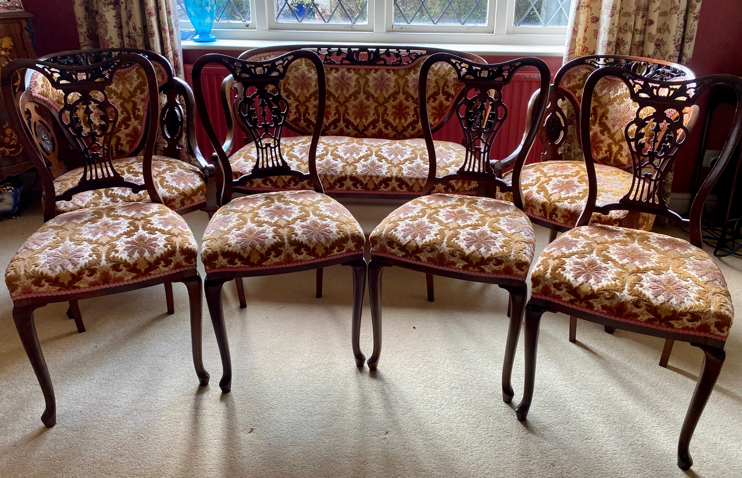 An Edwardian mahogany 7 piece drawing room suite to include 2 seater sofa, 2 armchairs, 3 side