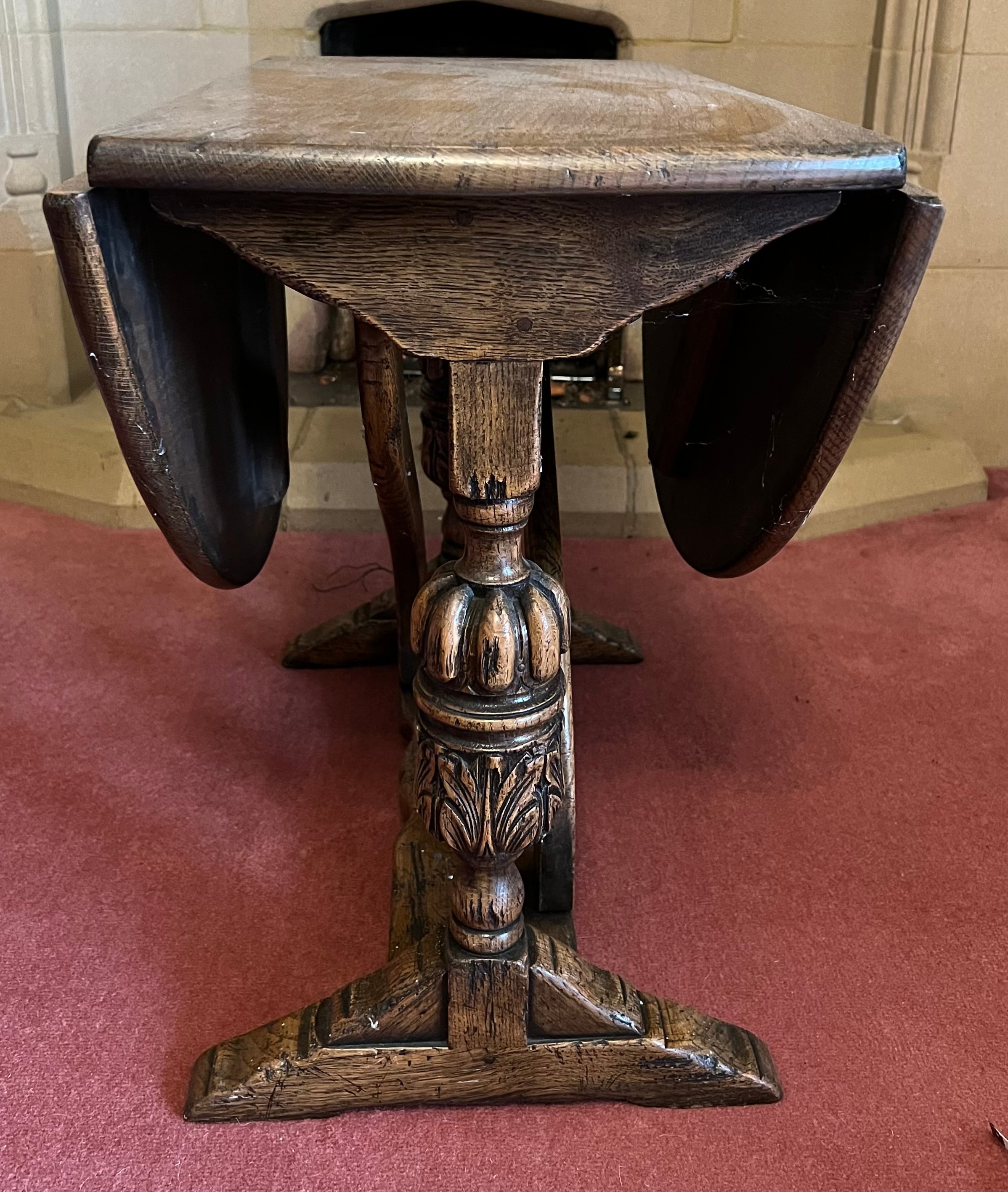 An oak drop leaf occasional table. 65 x 34 x 56cm h closed, 94cm open. - Image 2 of 3