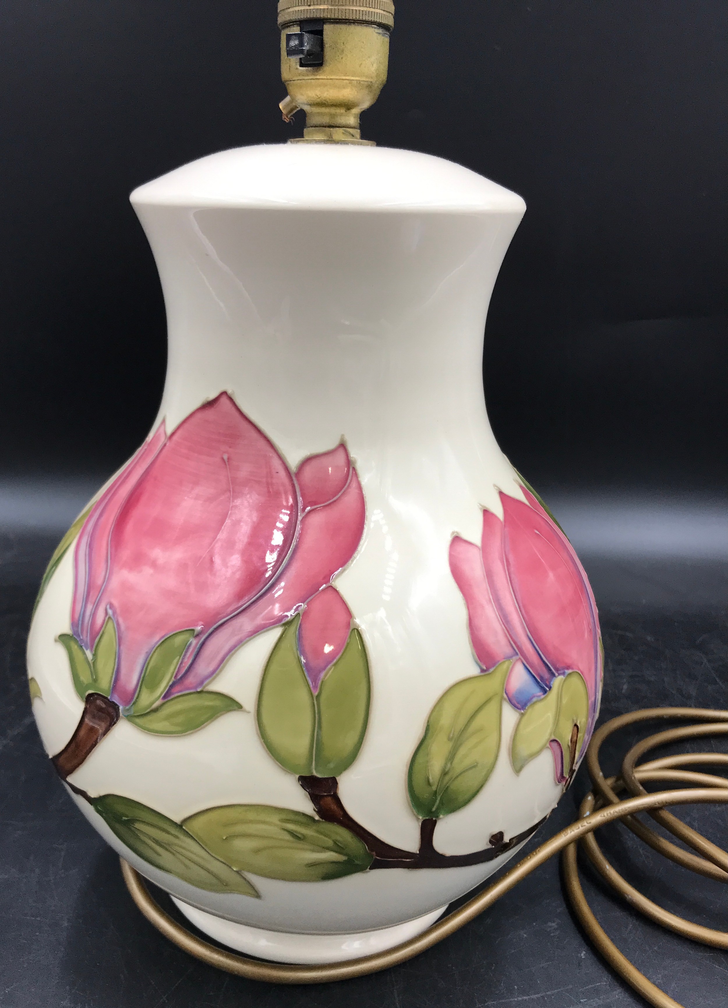 A Moorcroft pottery table lamp decorated with Magnolia design on a cream background, 32 cm h to - Bild 3 aus 4