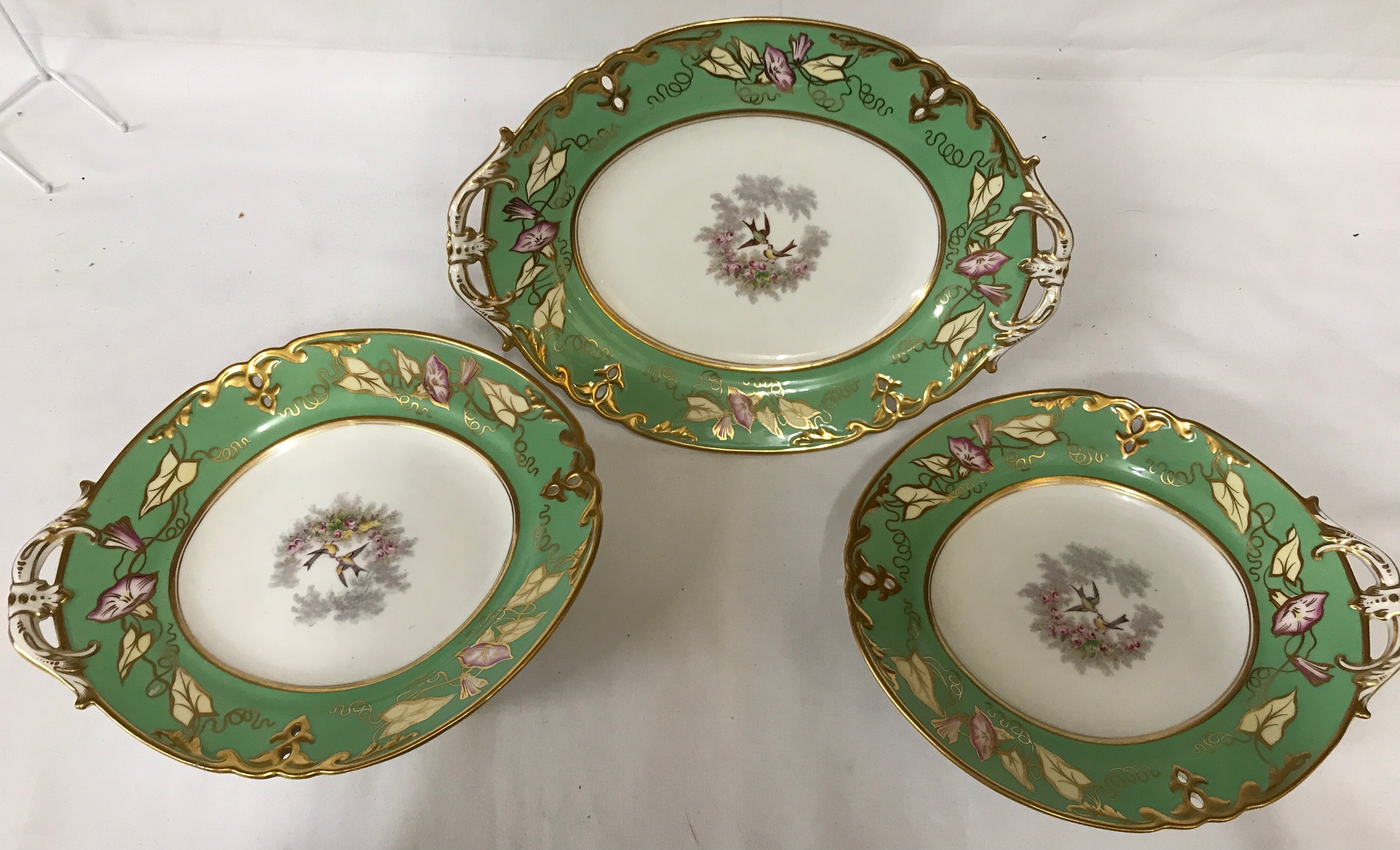 Seven ceramics to include 4 plates and three tazzas. The tazzas are green and white and two have one - Image 6 of 6