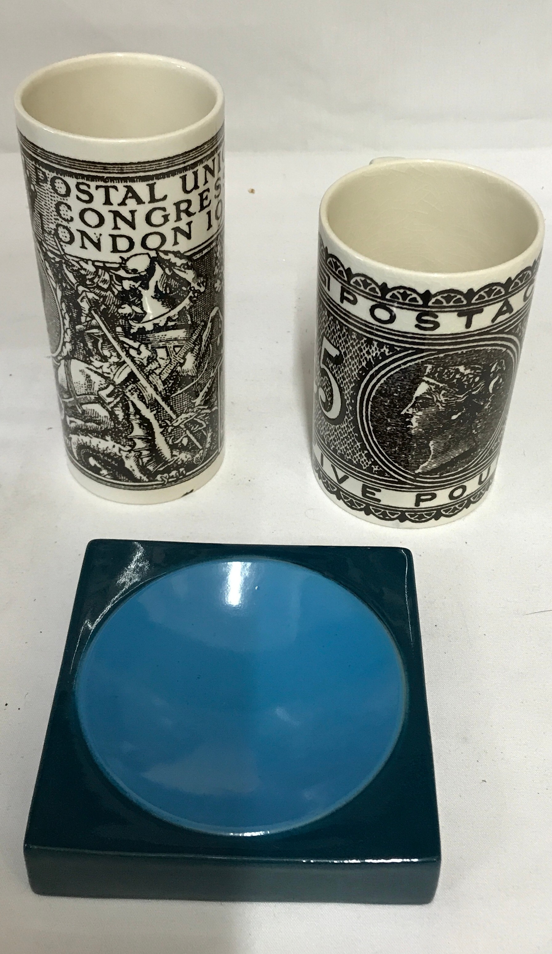 Five pieces of ceramics to include two Hornsea Pottery mugs one depicting a £5 note and the other - Image 3 of 8