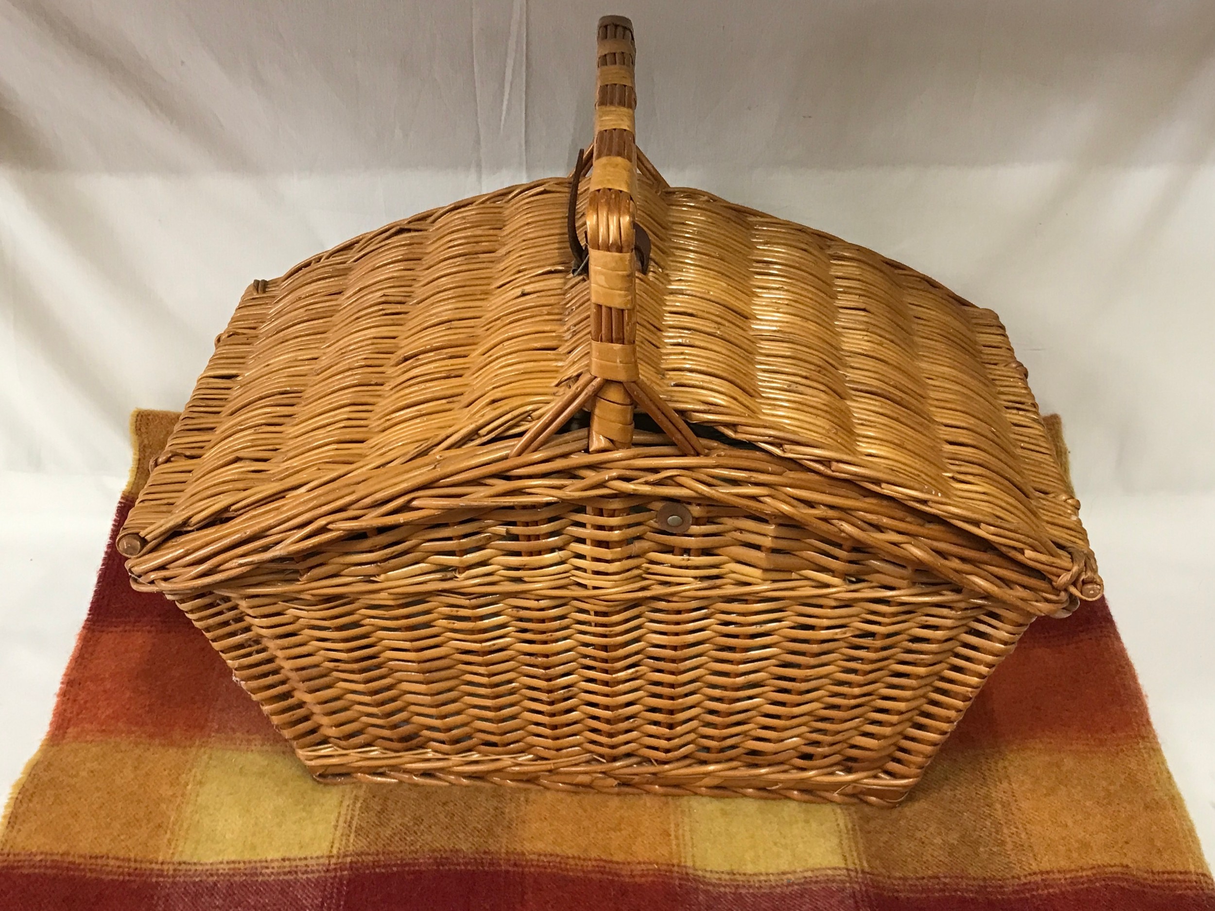 Double lidded picnic basket with a fitted interior for two people comprising cutlery, plates, cups - Image 3 of 4