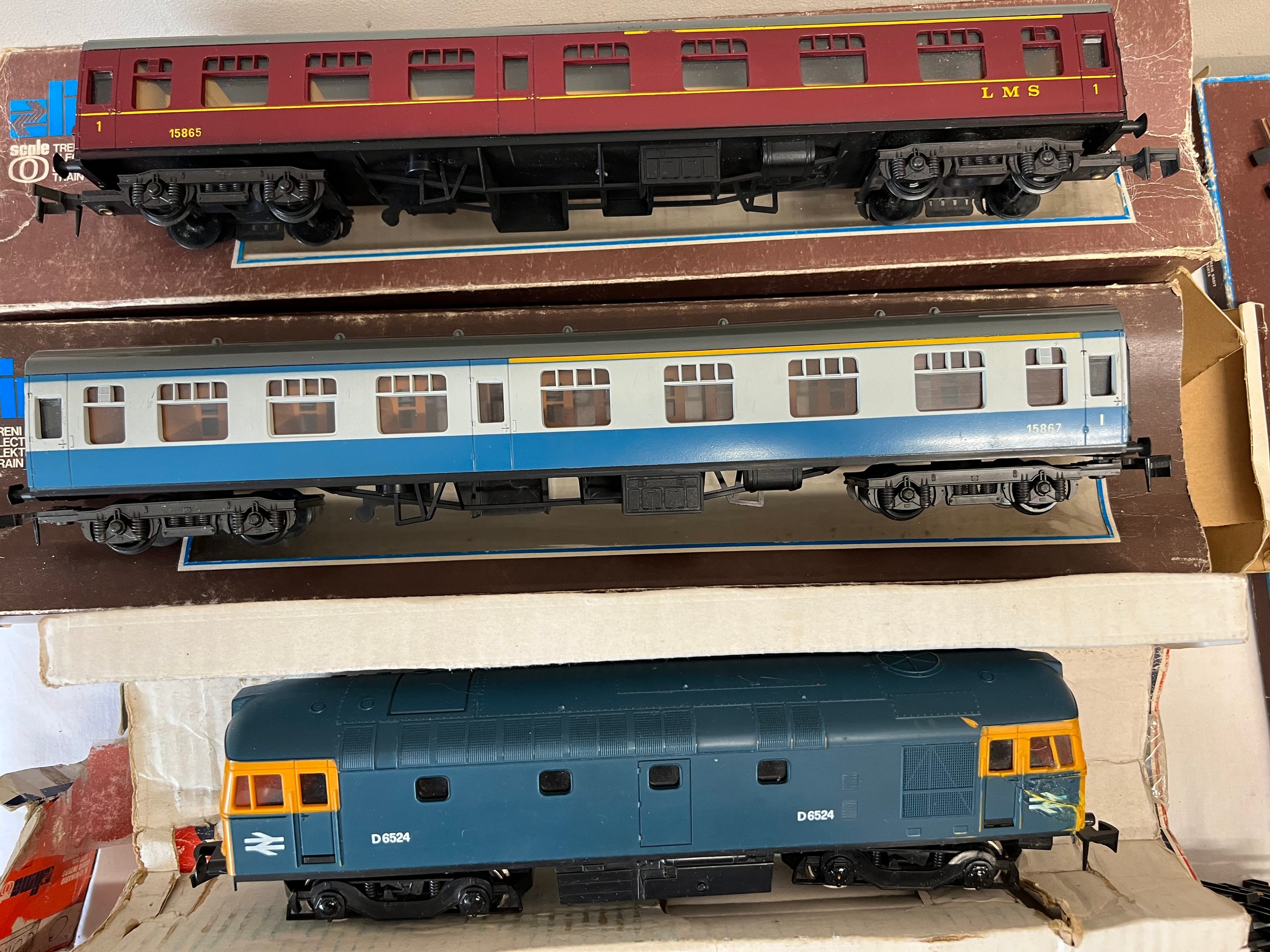 A collection of boxed Lima O Gauge trains and track to include LMS 15865 coach, 15867 coach, - Image 2 of 4