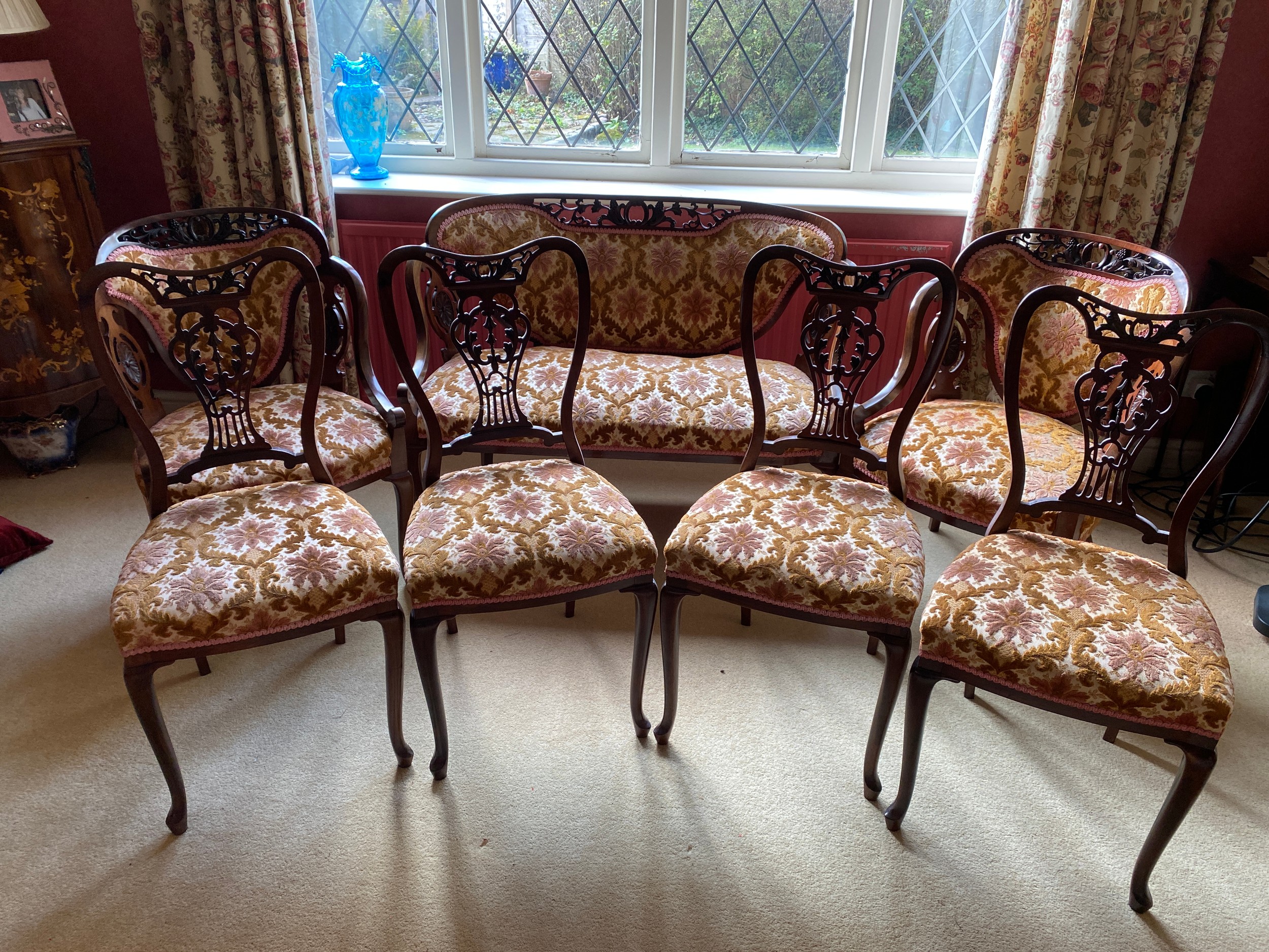 An Edwardian mahogany 7 piece drawing room suite to include 2 seater sofa, 2 armchairs, 3 side - Image 2 of 10