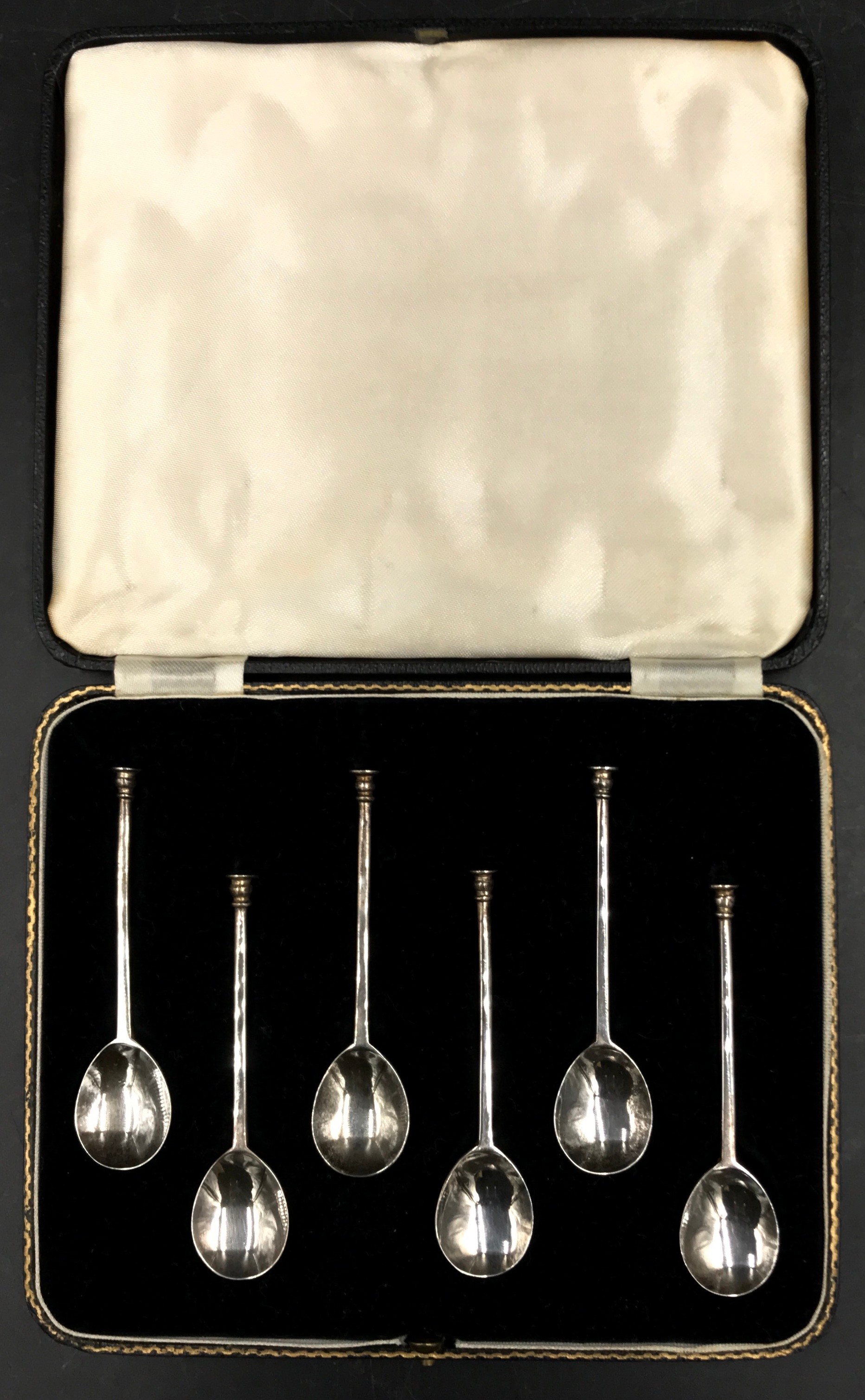 A set of six silver coffee spoons, Sheffield 1932 maker Thomas Bradbury & Sons in fitted case. Total