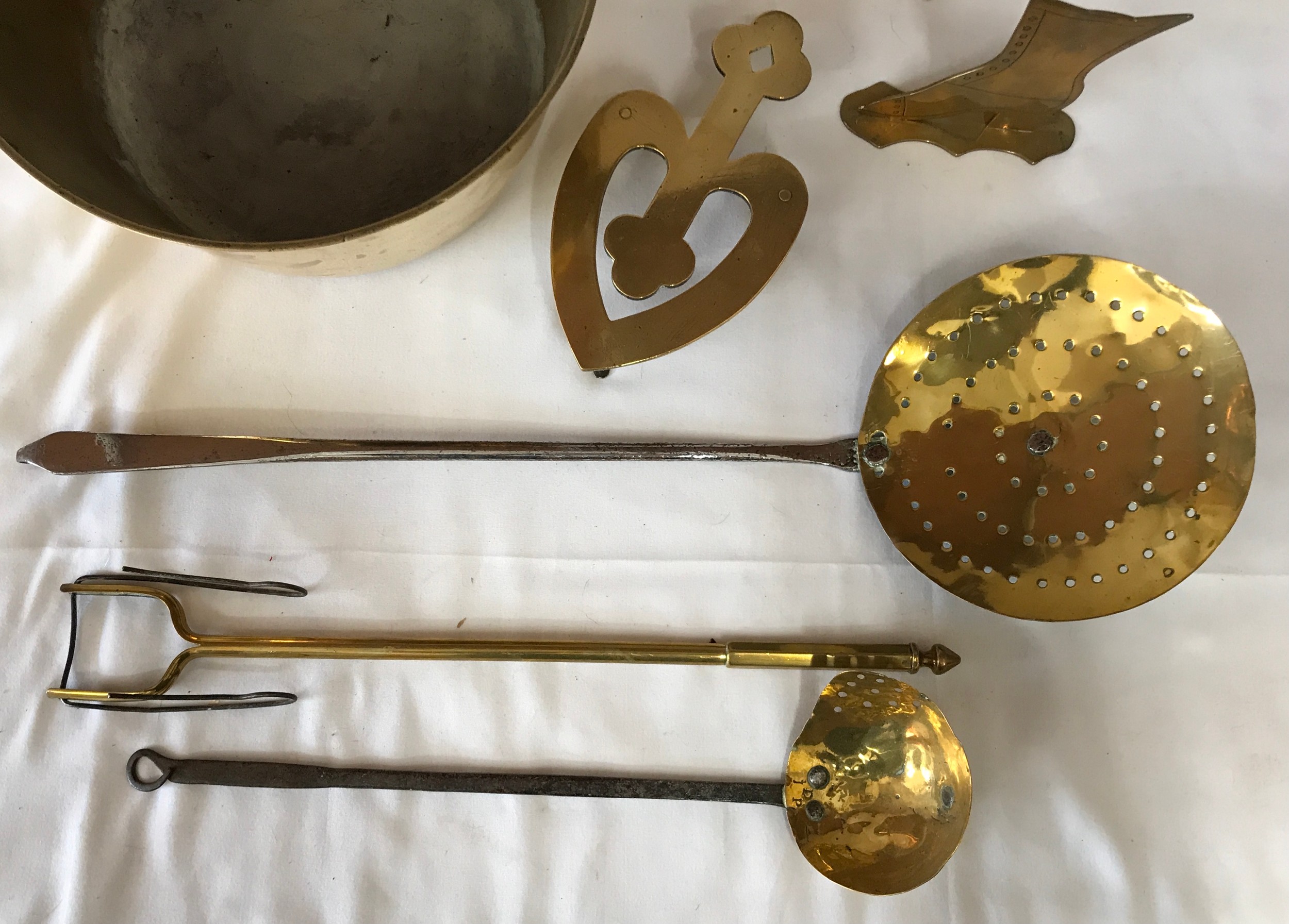 A collection of brassware to include large bucket with swing handle 33cm d, brass utensils and - Image 2 of 4