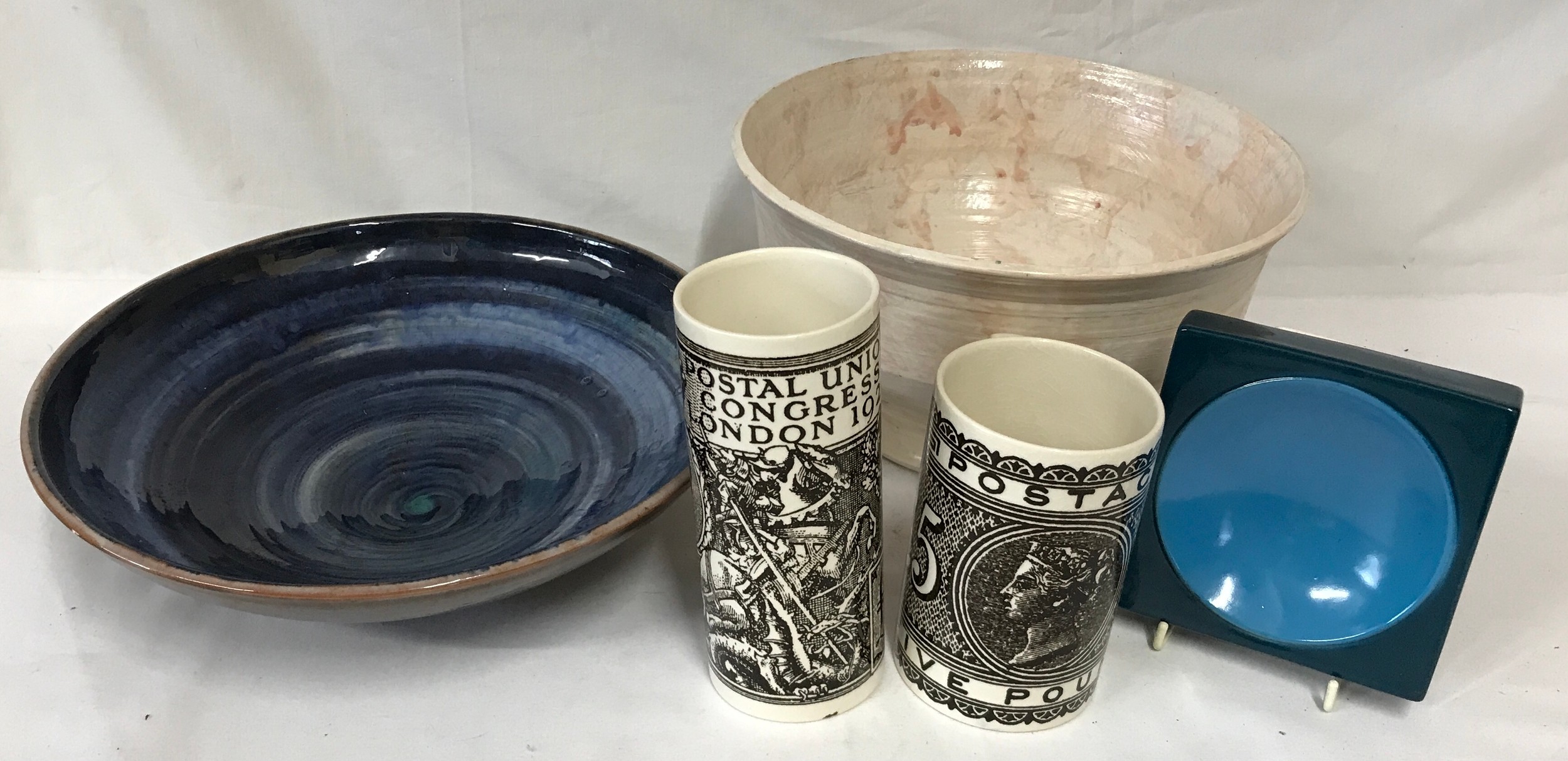 Five pieces of ceramics to include two Hornsea Pottery mugs one depicting a £5 note and the other