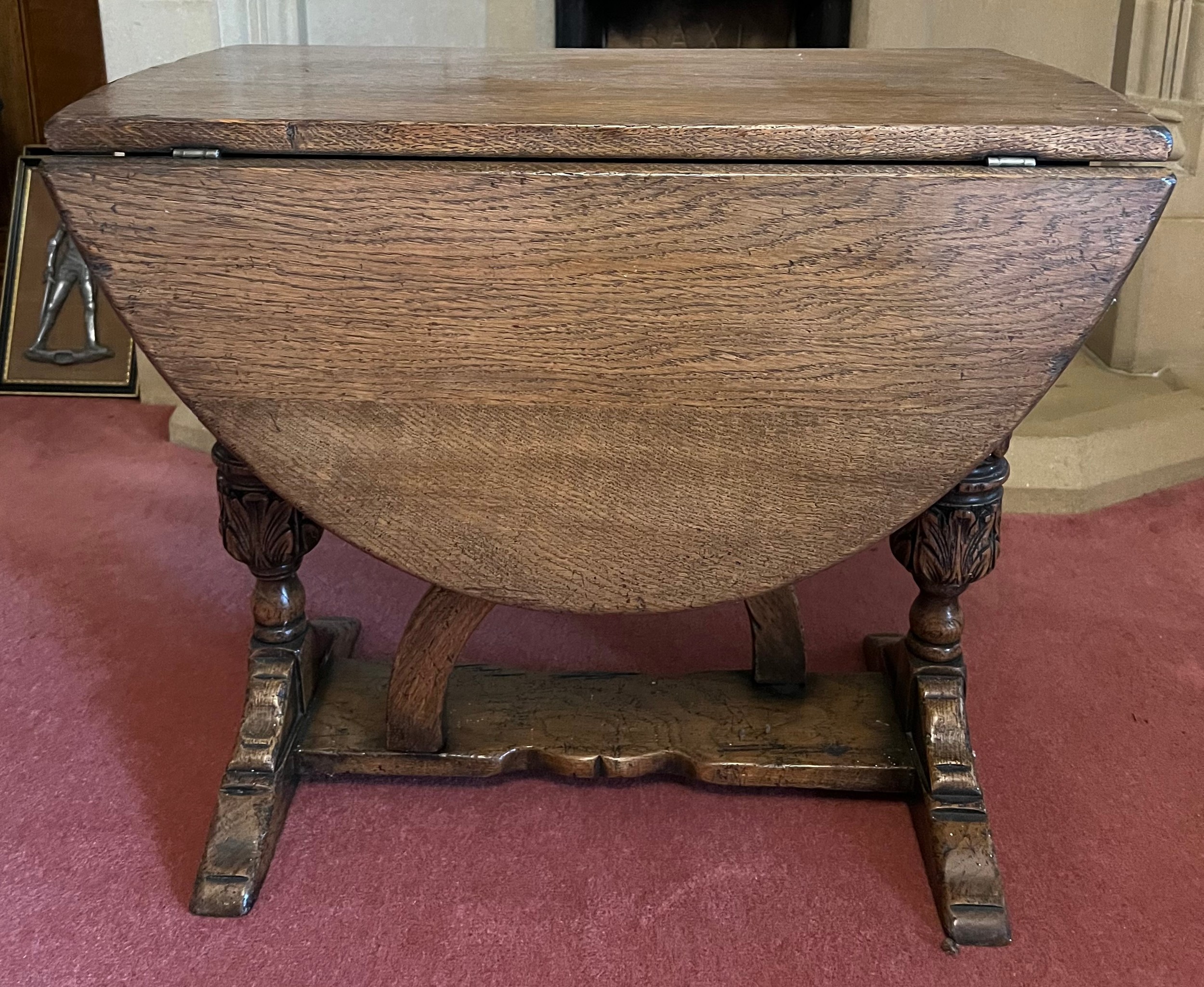 An oak drop leaf occasional table. 65 x 34 x 56cm h closed, 94cm open.