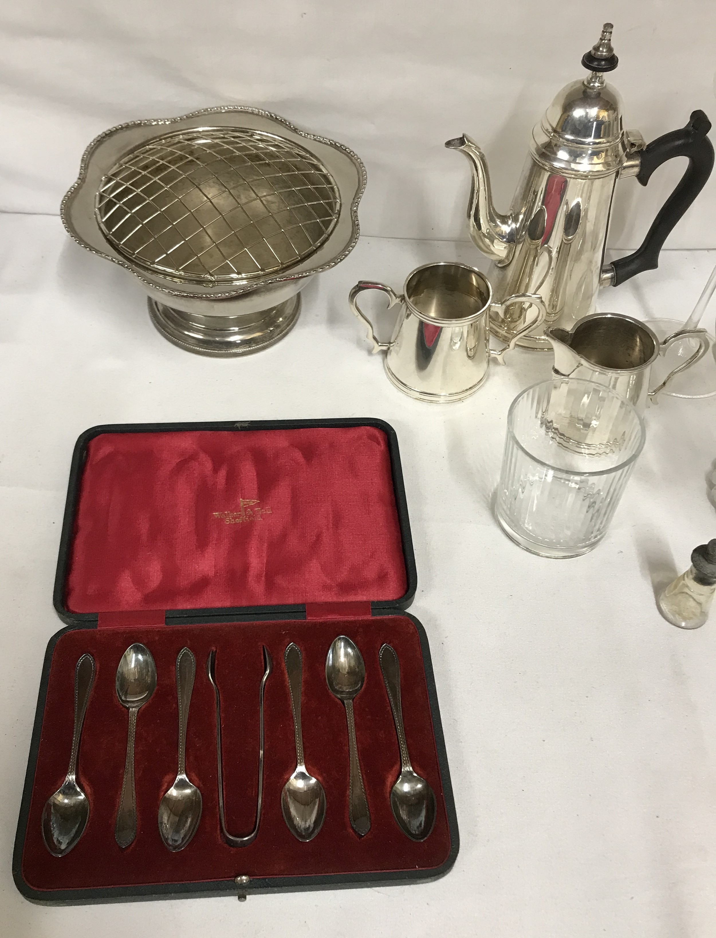 Coffee set consisting of coffee pot 20cm h, cream jug and sugar bowl, a box set of Walker and Hall - Image 2 of 4